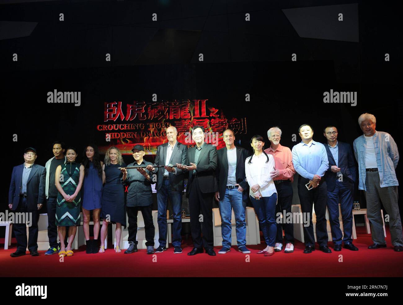 (150914) -- BEIJING, 14 septembre 2015 -- les producteurs et les membres de l'équipe de créateurs du film Crouching Tiger Hidden Dragon II posent pour une photo de groupe lors d'une conférence de presse à Beijing, capitale de la Chine, le 14 septembre 2015. Le film sera présenté le 8 février 2016 en Chine continentale. )(MCG) CHINA-BEIJING-FILM CROUCHING TIGER HIDDEN DRAGON II -PRESS CONFERENCE (CN) MaxYan PUBLICATIONxNOTxINxCHN 150914 Beijing sept 14 2015 les producteurs et les membres de l'équipe créatrice du film Crouching Tiger Hidden Dragon II posent pour une photo de groupe lors d'une conférence de presse à Beijing capitale de la Chine sept 14 2015 le Fi Banque D'Images