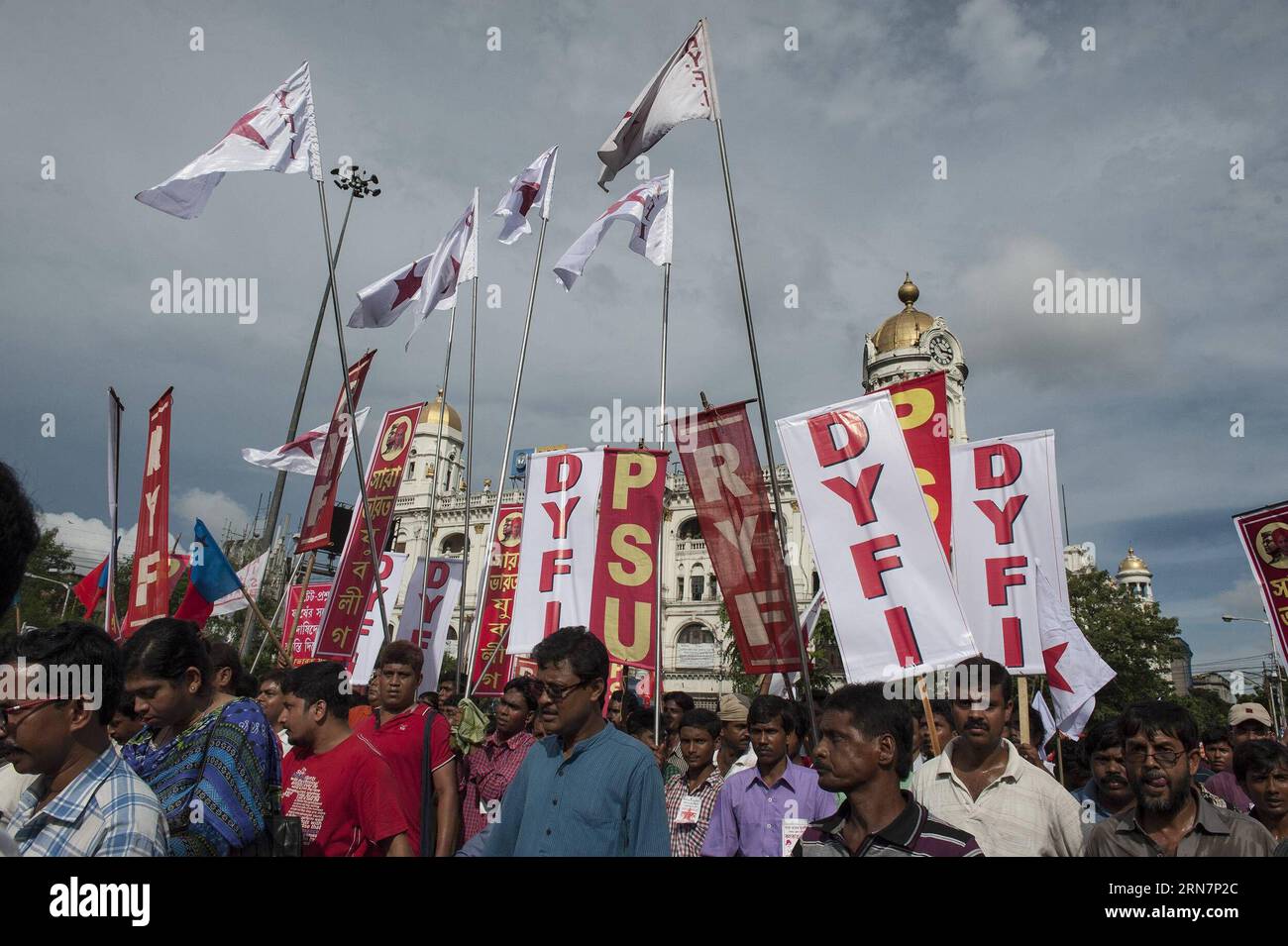 Des militants de gauche indiens participent à une marche de protestation vers Governor House à Kolkata, capitale de l'État indien oriental du Bengale occidental, le 15 septembre 2015. Des milliers de militants de gauche ont protesté mardi contre la détérioration du système éducatif et la corruption au Bengale occidental. (Zjy) INDE-KOLKATA-MARCHE DE PROTESTATION TumpaxMondal PUBLICATIONxNOTxINxCHN des militants de gauche indiens participent à une marche de protestation vers la Maison du Gouverneur à Kolkata capitale de l'État indien oriental du Bengale OCCIDENTAL sept 15 2015 des milliers de militants de gauche ont protesté contre la détérioration du système éducatif et la corruption Banque D'Images