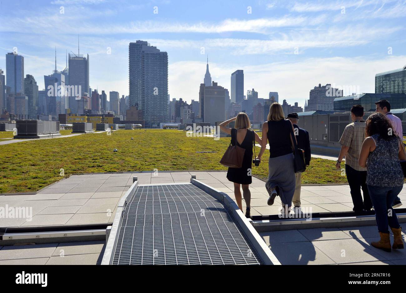 (150917) -- NEW YORK, 17 septembre 2015 -- des gens visitent le toit vert du Jacob K. Javits Convention Center à New York, aux États-Unis, le 17 septembre 2015. Le Jacob K. Javits Convention Center abrite le dernier projet d'architecture de New York - un toit vert de la taille d'environ cinq terrains de football et le plus grand dans la région nord-est des États-Unis. Ce toit a amélioré un engagement en faveur de la durabilité qui devrait permettre une réduction estimée de 26 % de la consommation d énergie du Centre Javits. ) U.S.-NEW YORK-GREEN ROOF-ENERGY-REDUCTION WangxLei PUBLICATIONxNOTxINxCHN ne Banque D'Images