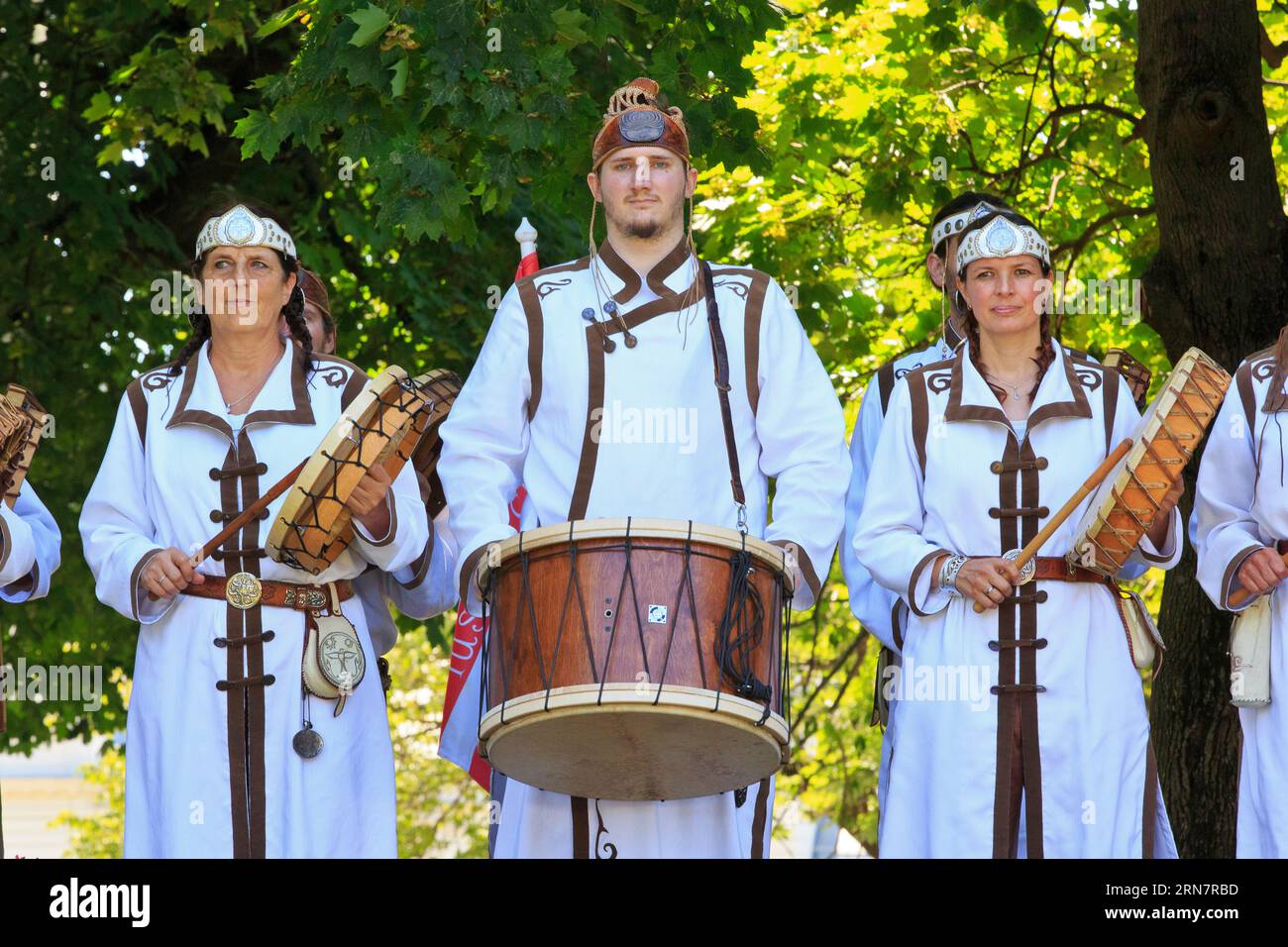 Un ensemble folklorique hongrois chantant la gorge lors d'un festival folklorique dans le parc municipal de Budapest, en Hongrie Banque D'Images