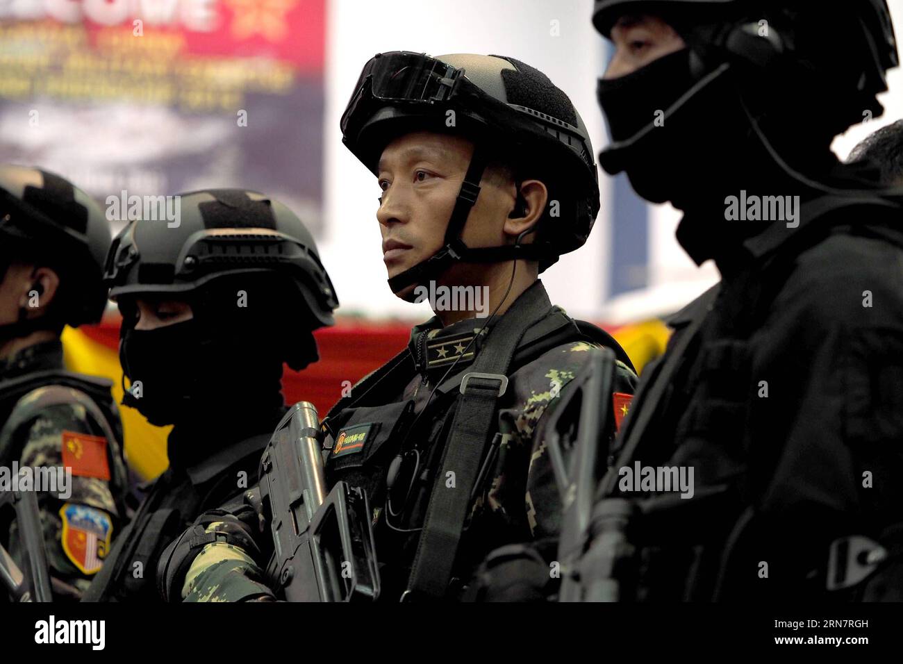(150918) -- SELANGOR, le 18 septembre 2015 -- Un membre des Forces d opérations spéciales (C) de l Armée populaire de libération chinoise assiste à la cérémonie d ouverture de l exercice militaire conjoint à Selangor, en Malaisie, le 18 septembre 2015. Les forces armées chinoises et malaisiennes ont lancé vendredi leur premier exercice militaire conjoint, visant à approfondir le partenariat stratégique global entre les deux pays. MALAISIE-SELANGOR-CHINE-EXERCICE MILITAIRE JiangxShan PUBLICATIONxNOTxINxCHN Selangor sept 18 2015 un membre des Forces d'opérations spéciales C de l'Armée de libération chinoise participe à la cérémonie d'ouverture Banque D'Images