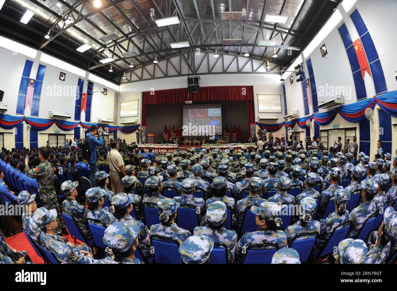 (150918) -- SELANGOR, le 18 septembre 2015 -- des soldats assistent à la cérémonie d'ouverture de l'exercice militaire conjoint à Selangor, Malaisie, le 18 septembre 2015. Les forces armées chinoises et malaisiennes ont lancé vendredi leur premier exercice militaire conjoint, visant à approfondir le partenariat stratégique global entre les deux pays. MALAISIE-SELANGOR-CHINE-EXERCICE MILITAIRE JiangxShan PUBLICATIONxNOTxINxCHN Selangor sept 18 2015 soldats assistent à la cérémonie d'ouverture de l'EXERCICE militaire conjoint à Selangor Malaisie LE 18 2015 septembre, les forces armées chinoises et malaisiennes ont lancé leur premier EXE militaire conjoint Banque D'Images