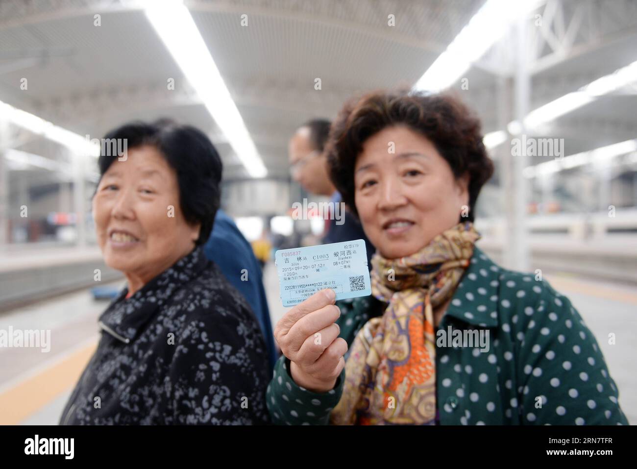 Un passager montre un billet de train C1003 pour Huichun à la gare de Jilin de la ligne de chemin de fer à grande vitesse Jilin-Tumen-Huichun, province de Jilin dans le nord-est de la Chine, 20 septembre 2015. La ligne ferroviaire à grande vitesse Jilin-Tumen-Huichun, longue de 360 kilomètres, a été mise en service dimanche. Le temps de trajet entre Changchun et Huichun a été réduit à moins de trois heures. )(MCG) CHINA-JILIN-TUMEN-HUICHUN-HIGH-SPEED RAILWAY-OPERATION (CN) LinxHong PUBLICATIONxNOTxINxCHN a Passenger Show billet de train pour Huichun À LA gare de Jilin Tumen Huichun High Speed Railway Line Northeast China S Jilin Pr Banque D'Images