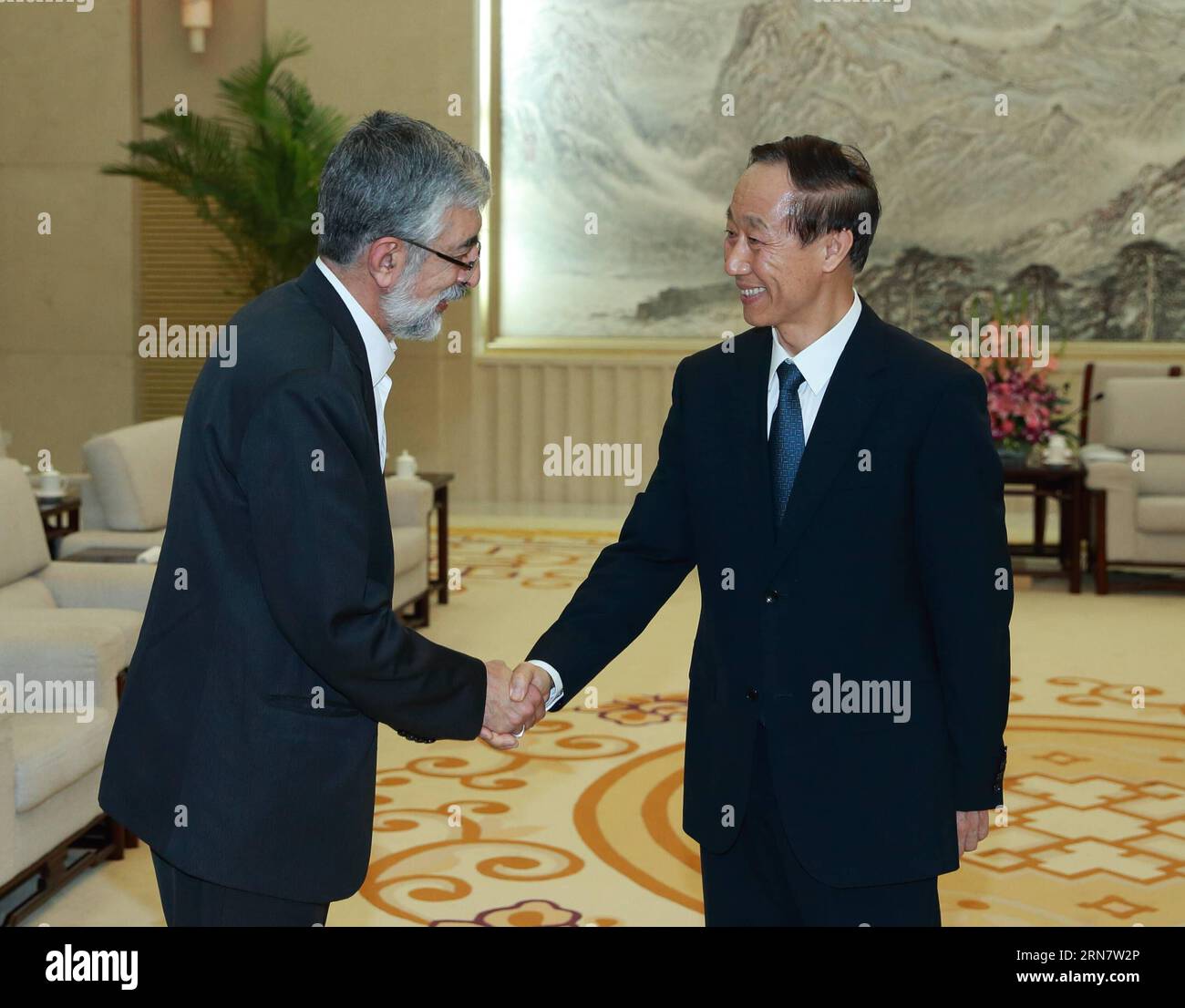 (150921) -- BEIJING, 21 septembre 2015 -- Wang Jiarui (à droite), vice-président du Comité national de la Conférence consultative politique du peuple chinois et chef du Département international du Comité central du Parti communiste chinois (PCC), rencontre l'ancien président du Parlement iranien Gholam Ali Haddad Adel, l OMS a dirigé une délégation du Conseil d opportunisme de l Etat iranien en Chine, à Beijing, capitale de la Chine, le 21 septembre 2015. )(wjq) CHINA-BEIJING-WANG JIARUI-IRAN-MEETING (CN) DingxHaitao PUBLICATIONxNOTxINxCHN Beijing septembre 21 2015 Wang Jiarui r Vice-président du Comité national Banque D'Images