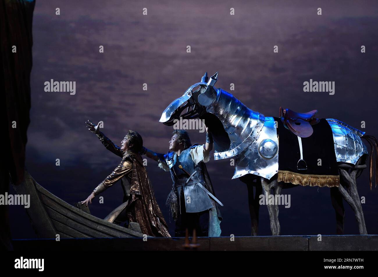 Des acteurs de l Opéra national de Chine jouent dans l opéra Twilight of the Gods , le dernier du cycle de quatre opéras de Richard Wagner intitulé The Ring of the Nibelung , au Centre national des arts de la scène à Beijing, capitale de la Chine, le 22 septembre 2015. (wf) CHINA-BEIJING-OPERA-TWILIGHT OF THE GODS (CN) JinxLiangkuai PUBLICATIONxNOTxINxCHN les acteurs de l'Opéra National de Chine jouent dans l'Opéra Twilight of the Gods The Load dans Richard Wagner S cycle de quatre opéras intitulé The Ring of the Nibelung AU Centre national pour l'art de la scène dans la capitale de Pékin Chine sept. 22 2015 Banque D'Images