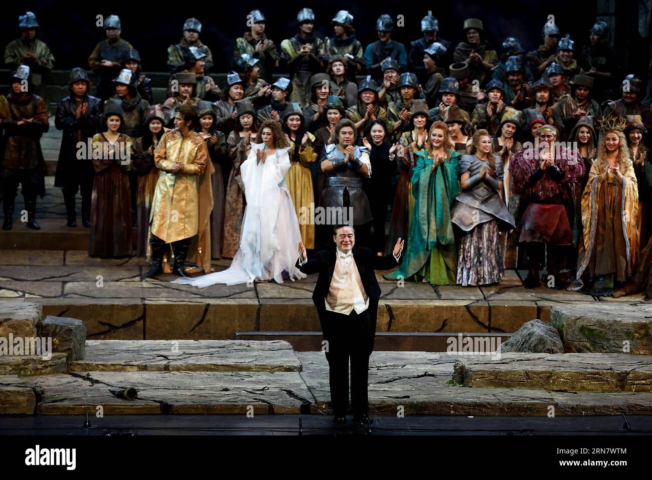 Yu Feng (devant), président et chef d'orchestre de l'Opéra national de Chine, reconnaît les applaudissements des artistes après avoir présenté l'opéra Twilight of the Gods , le dernier du cycle de quatre opéras de Richard Wagner intitulé l'anneau du Nibelung , au Centre national des arts de la scène à Beijing, capitale de la Chine, le 22 septembre 2015. ) (wf) CHINA-BEIJING-OPERA-TWILIGHT OF THE GODS (CN) JinxLiangkuai PUBLICATIONxNOTxINxCHN Yu Feng le président du Front et chef d'orchestre de l'Opéra National de Chine reconnaît les applaudissements avec les interprètes après avoir présenté l'Opéra Twilight of the God Banque D'Images