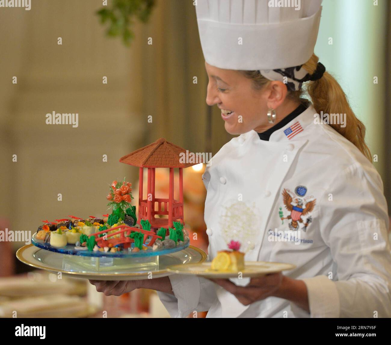 WASHINGTON, le 24 septembre 2015 -- le chef pâtissier expose un dessert qui présente un pavillon de chocolat de style chinois et un pont à la Maison Blanche à Washington, D.C., États-Unis, le 24 septembre 2015. Les chefs de la Maison Blanche ont créé des plats originaux qui mettent en valeur la cuisine américaine avec des nuances de saveurs chinoises pour le dîner d'État honorant le président chinois Xi Jinping en visite, la Maison Blanche a déclaré jeudi.) (Zhf) US-WASHINGTON-STATE DINNER BaoxDandan PUBLICATIONxNOTxINxCHN Washington sept 24 2015 le patron de la pâtisserie affiche un dessert Thatcher présente un pavillon de chocolat de style chinois et BR Banque D'Images