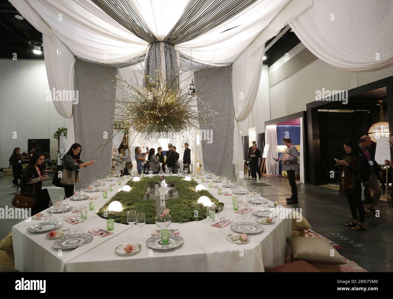 VANCOUVER (CANADA), le 25 septembre 2015 -- des gens visitent le salon ...