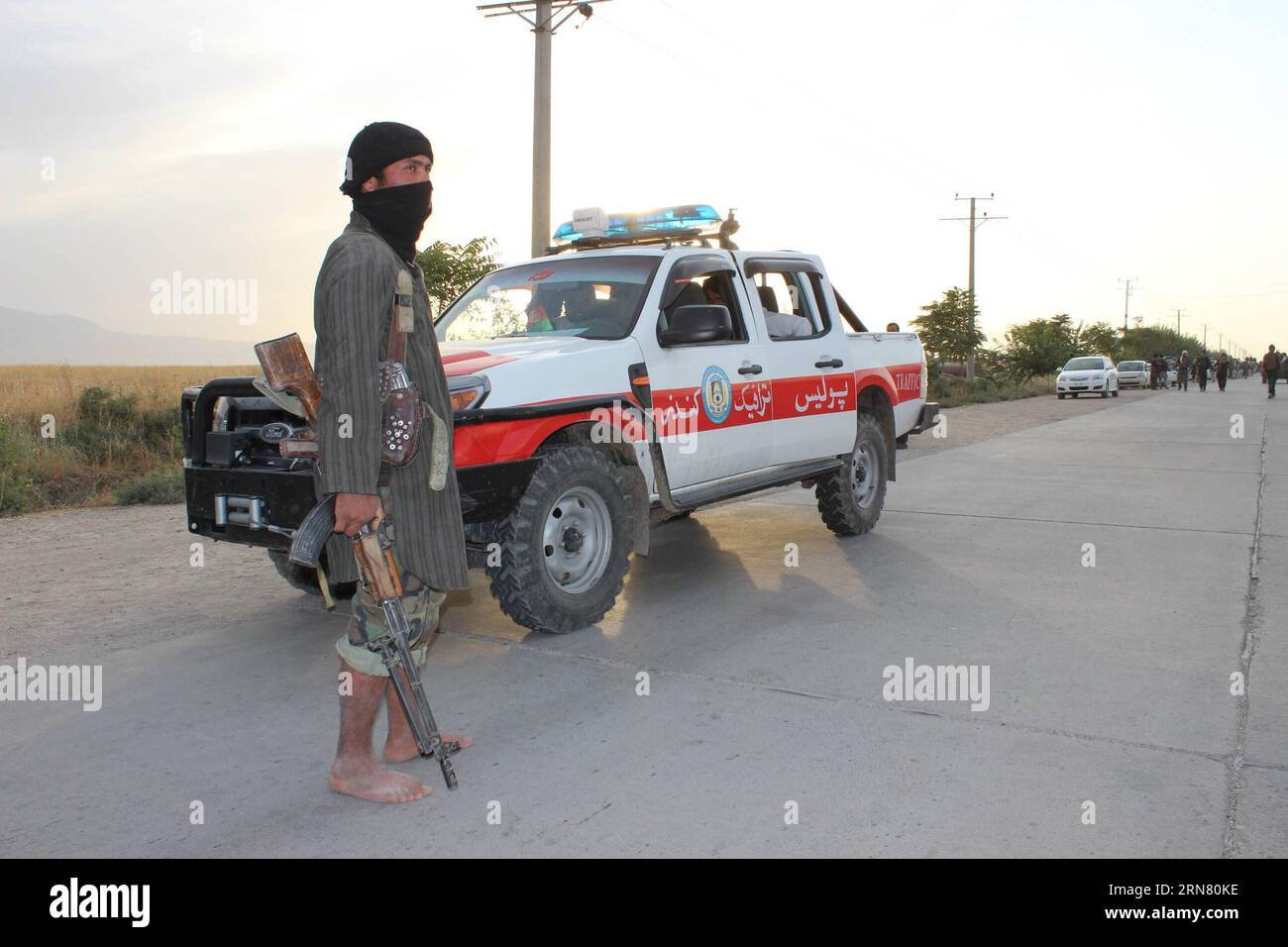 AKTUELLES ZEITGESCHEHEN Kundus : Rückzug der afghanischen Armee (150928) - KUNDUZ, 28 septembre 2015 -- un personnel de sécurité afghan sort de la ville de Kunduz, Afghanistan, 28 septembre 2015. Les militants talibans ont lancé lundi matin une offensive à plusieurs volets dans la ville de Kunduz, capitale de la province de Kunduz, à 250 km au nord de Kaboul, et ont gagné du terrain dans la ville afghane stratégiquement importante. )(azp) AFGHANISTAN-KUNDUZ-CONFLICT NajimxRahim PUBLICATIONxNOTxINxCHN Actualités événements Kunduz retraite de l'armée afghane Kunduz septembre 28 2015 au personnel de sécurité afghan sort la garde de la Banque D'Images