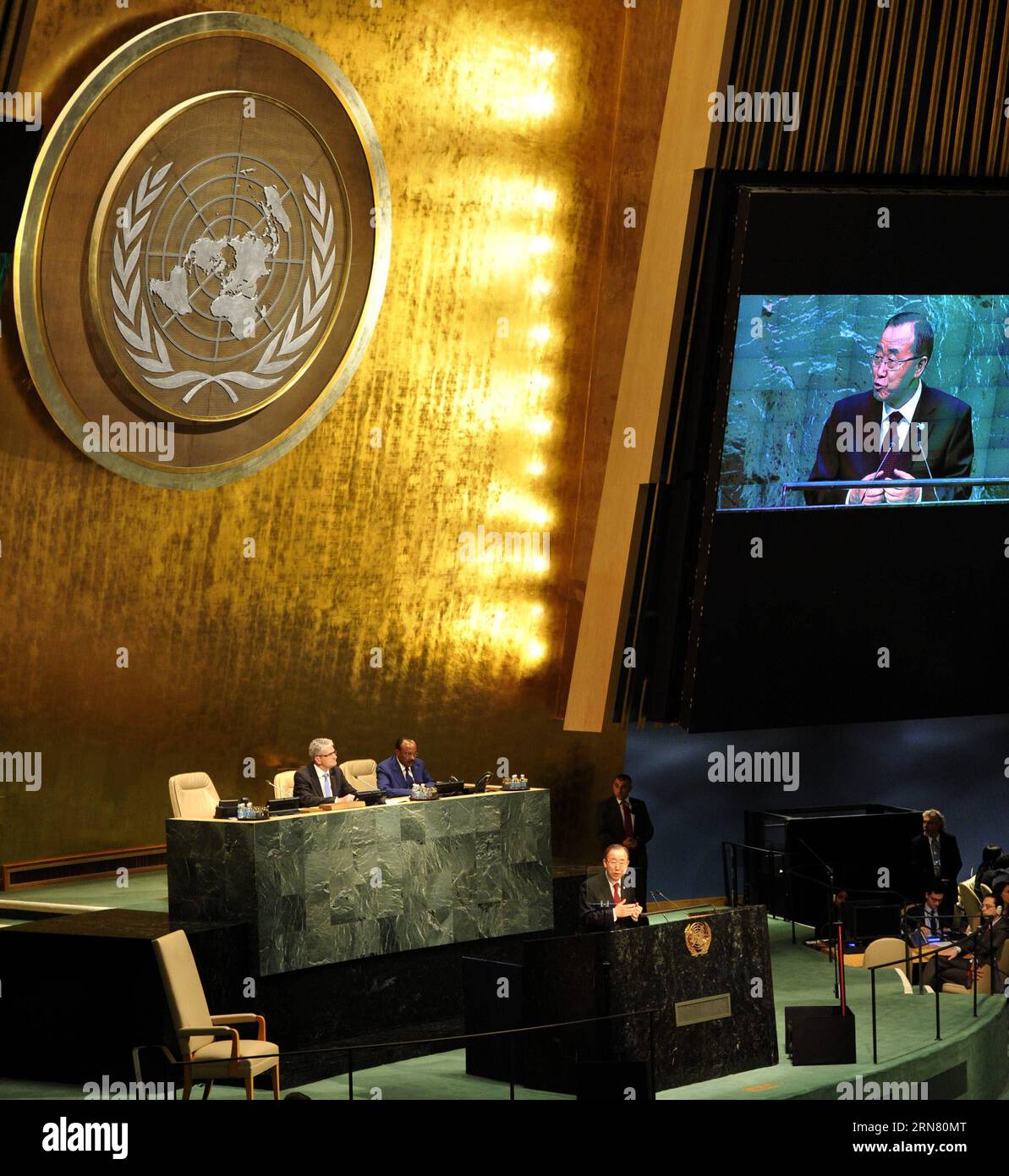 (150928) -- NEW YORK, 28 septembre 2015 -- le secrétaire général des Nations Unies Ban Ki-moon (en bas) prend la parole à la 70e session de l'Assemblée générale des Nations Unies, au siège des Nations Unies à New York, aux États-Unis, le 28 septembre 2015. Le débat général de la 70e session de l'Assemblée générale des Nations Unies a débuté lundi dans la salle de l'Assemblée générale du siège de l'ONU à New York. ) Un-NEW YORK-DÉBAT GÉNÉRAL WangxLei PUBLICATIONxNOTxINxCHN 150928 New York sept 28 2015 le Secrétaire général des Nations Unies Ban KI Moon Bottom prend la parole LORS de la 70e session des Nations Unies Nati Banque D'Images