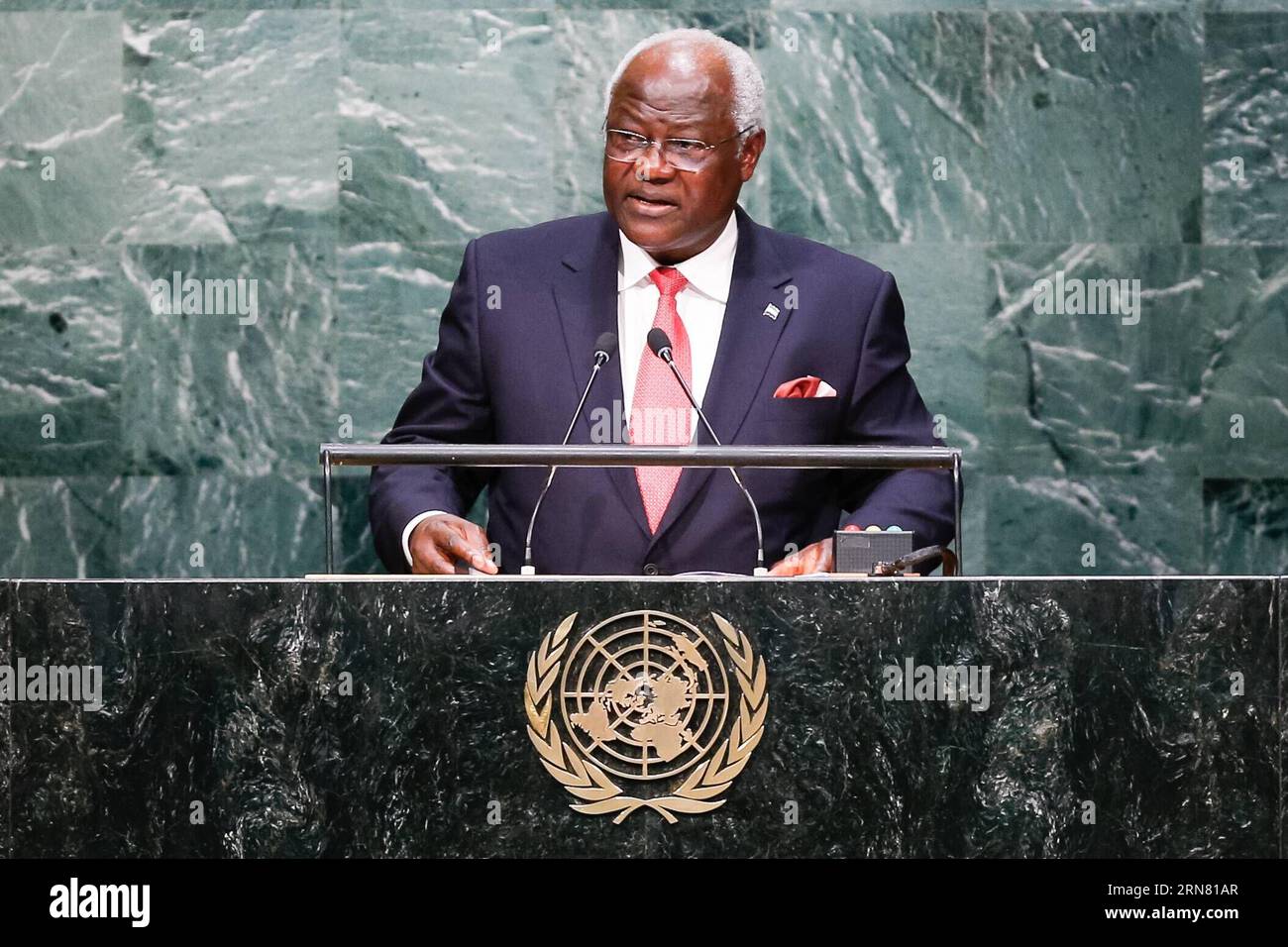 (150929) -- NEW YORK, 29 septembre 2015 -- Ernest Bai Koroma, président de la Sierra Leone, s'adresse à la 70e session de l'Assemblée générale des Nations Unies au siège des Nations Unies à New York, le 29 septembre 2015.) DÉBAT GÉNÉRAL ONU-NEW YORK LixMuzi PUBLICATIONxNOTxINxCHN New York sept 29 2015 le Président de la Sierra Leone Ernest Bai Koroma s'adresse à la 70e session de l'Assemblée générale des Nations Unies AU Siège des Nations Unies à New York LE 29 2015 septembre débat général de l'ONU à New York LiXMuzi PUBLICATIONxNOTxINxCHN Banque D'Images