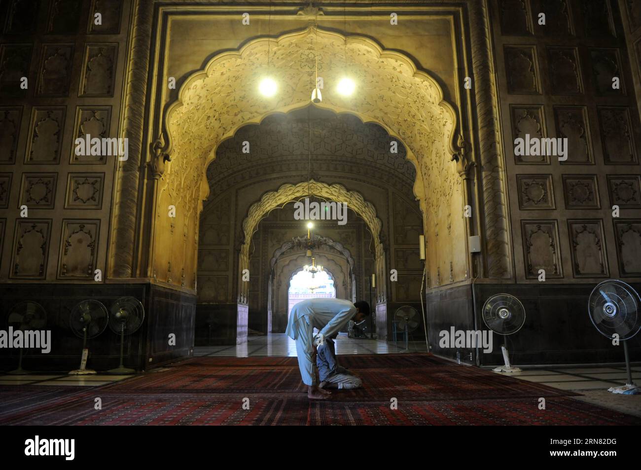 (151001) -- LAHORE, le 1 octobre 2015 -- Un homme offre la prière à la mosquée Badshahi à Lahore, dans l'est du Pakistan, le 1 octobre 2015. La mosquée Badshahi, ou mosquée impériale, commandée par le sixième empereur moghol Aurangzeb en 1671 et achevée en 1673, est la deuxième plus grande mosquée du Pakistan et de l'Asie du Sud et la cinquième plus grande mosquée du monde. Incarnant la beauté, la passion et la grandeur de l'ère moghole, c'est le point de repère le plus célèbre de Lahore et une attraction touristique majeure.) PAKISTAN-LAHORE-BADSHAHI-MOSQUÉE AhmadxKamal PUBLICATIONxNOTxINxCHN Lahore OCT 1 2015 un homme OFFRE de prier Banque D'Images