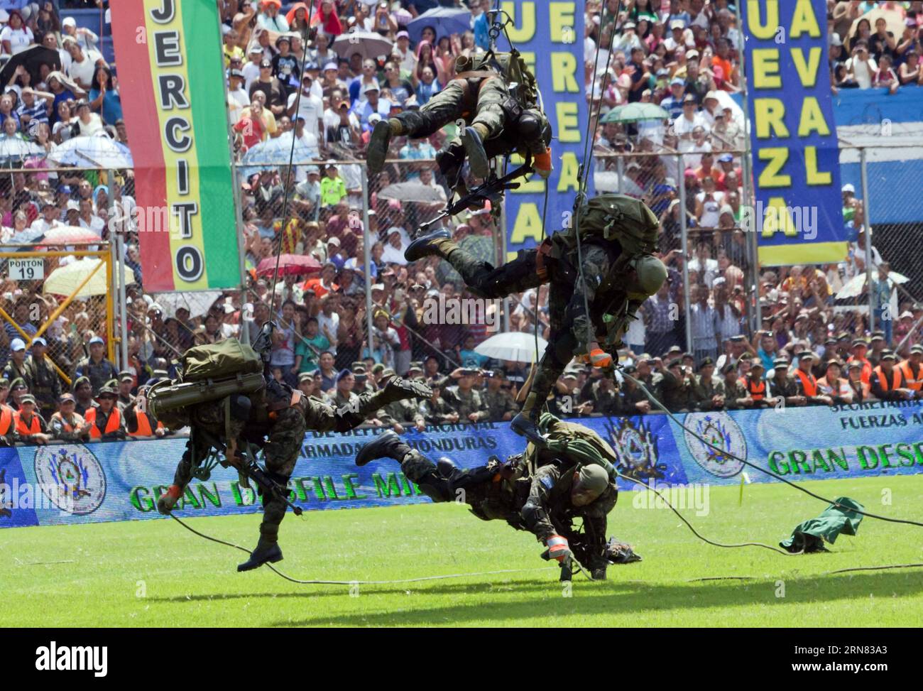 (151004) -- TEGUCIGALPA, 4 octobre 2015 -- des soldats des forces armées honduriennes effectuent des exercices militaires lors de la célébration de la Journée du soldat au Stade national de Tegucigalpa, capitale du Honduras, le 3 octobre 2015. Selon la presse locale, chaque 3 octobre est célébré au Honduras la Journée du Soldat, pour marquer la commémoration de la naissance du général hondurien Francisco Morazan. Rafael Ochoa) (jp) (fnc) HONDURAS-TEGUCIGALPA-JOURNÉE MILITAIRE DU SOLDAT e RAFAELxOCHOA PUBLICATIONxNOTxINxCHN Tegucigalpa OCT 4 2015 soldats des forces armées honduriennes effectuent des exercices militaires pendant le Banque D'Images