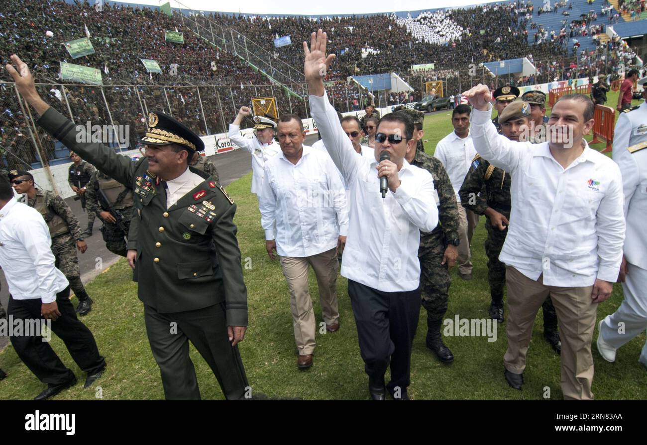 (151004) -- TEGUCIGALPA, 4 octobre 2015 -- le président du Honduras Juan Orlando Hernandez (2e R, front), le ministre hondurien de la Défense Samuel Reyes (R) et le chef d'état-major Fredy Diaz (G, front) saluez les soldats des Forces armées lors de la célébration de la Journée du Soldat au Stade national de Tegucigalpa, capitale du Honduras, le 3 octobre 2015. Selon la presse locale, chaque 3 octobre est célébré au Honduras la Journée du Soldat, pour marquer la commémoration de la naissance du général hondurien Francisco Morazan. Rafael Ochoa) (jp) (fnc) HONDURAS-TEGUCIGALPA-JOUR MILITAIRE DU SOLDAT e RAFA Banque D'Images