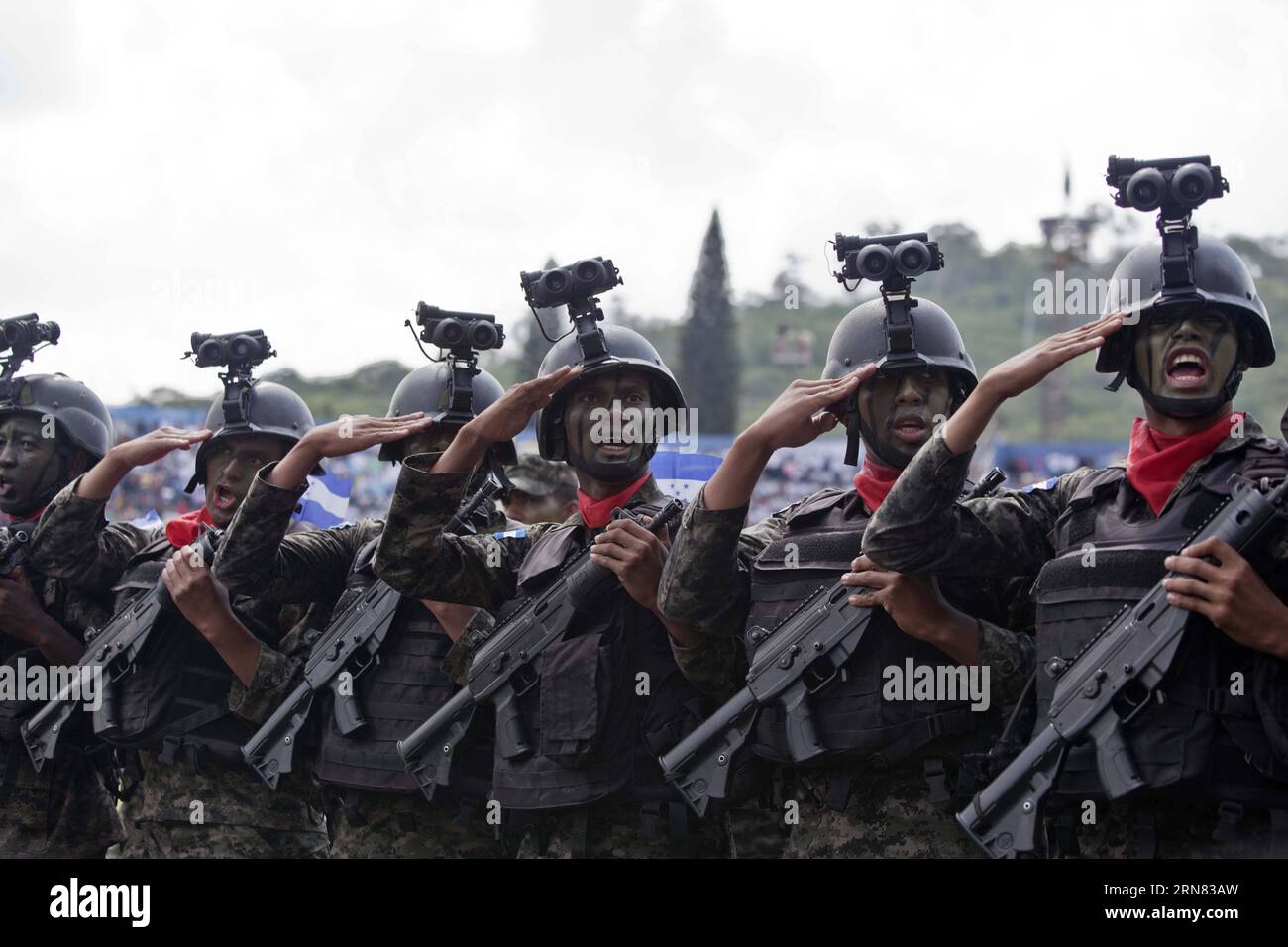 (151004) -- TEGUCIGALPA, 4 octobre 2015 -- des soldats des forces armées du Honduras participent à la célébration de la Journée du soldat au Stade national de Tegucigalpa, capitale du Honduras, le 3 octobre 2015. Selon la presse locale, chaque 3 octobre est célébré au Honduras la Journée du Soldat, pour marquer la commémoration de la naissance du général hondurien Francisco Morazan. Rafael Ochoa) (jp) (fnc) HONDURAS-TEGUCIGALPA-JOURNÉE MILITAIRE DU SOLDAT e RAFAELxOCHOA PUBLICATIONxNOTxINxCHN Tegucigalpa OCT 4 2015 soldats des forces armées honduriennes participent à la célébration du jour du vendu Banque D'Images