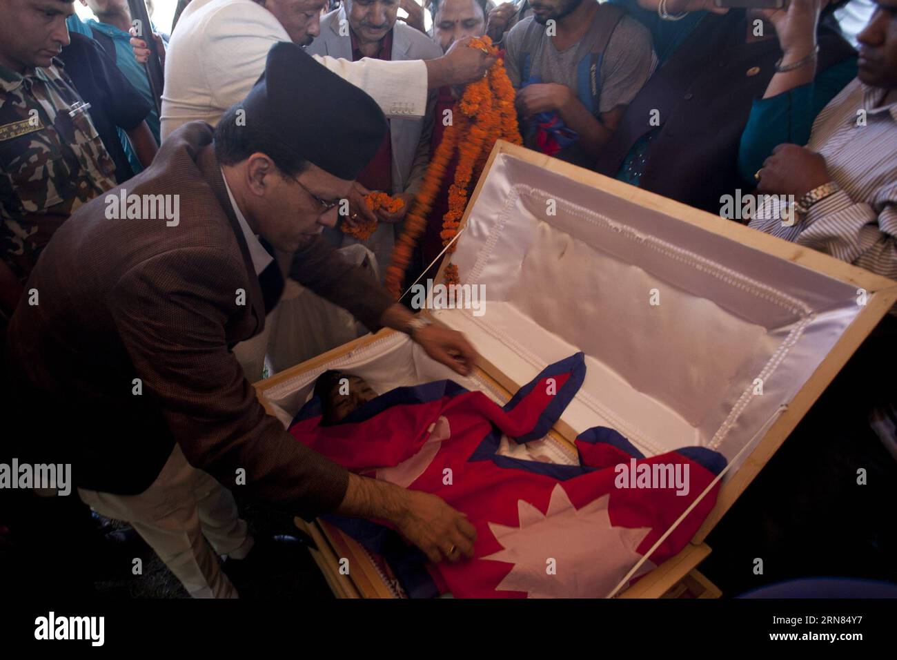 KATMANDOU 2015 -- le ministre népalais de l'information et de la communication, M. Minendra Rijal, rend un dernier hommage à Chandra Bahadur Dangi, homme le plus court du monde, au stade Dasrath, Tripureswor, Népal, le 6 octobre 2015. Chandra Bahadur Dangi, qui mesurait 54,6 cm (21,5 pouces) selon le Guinness World Records, est décédé le 3 septembre à l’âge de 75 ans. Son corps a été gardé pour le dernier tribut le 6 octobre.) PratapxThapa PUBLICATIONxNOTxINxCHN Katmandou 2015 Ministres népalais de l'information et de la communication Dr Rijal pays Load hommage à l'homme le plus court du monde Chandra Bahadur dAngi À L'étape Népal OCT 6 Banque D'Images