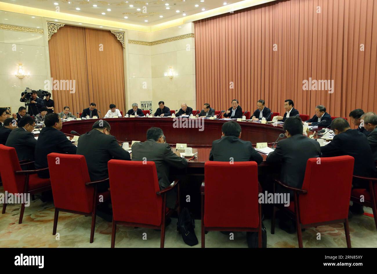 (151008) -- BEIJING, 8 octobre 2015 -- Yu Zhengsheng, président du Comité national de la Conférence consultative politique du peuple chinois (CCPPC), préside une séance de consultation bimensuelle pour discuter des possibilités et des risques des produits agricoles génétiquement modifiés, à Beijing, capitale de la Chine, le 8 octobre 2015.) (dhf) CHINA-BEIJING-YU ZHENGSHENG-CPPCC-BI-WEEKLY SESSION (CN) LiuxWeibing PUBLICATIONxNOTxINxCHN 151008 Beijing OCT 8 2015 Yu Zheng Sheng Président du Comité national des célébrités chinoises Conférence consultative politique de la CPPCC Président sur une Bi Weekly c Banque D'Images