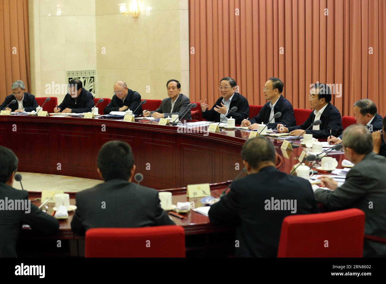 (151008) -- BEIJING, 8 octobre 2015 -- Yu Zhengsheng, président du Comité national de la Conférence consultative politique du peuple chinois (CCPPC), préside une séance de consultation bimensuelle pour discuter des possibilités et des risques des produits agricoles génétiquement modifiés, à Beijing, capitale de la Chine, le 8 octobre 2015.) (dhf) CHINA-BEIJING-YU ZHENGSHENG-CPPCC-BI-WEEKLY SESSION (CN) LiuxWeibing PUBLICATIONxNOTxINxCHN 151008 Beijing OCT 8 2015 Yu Zheng Sheng Président du Comité national des célébrités chinoises Conférence consultative politique de la CPPCC Président sur une Bi Weekly c Banque D'Images