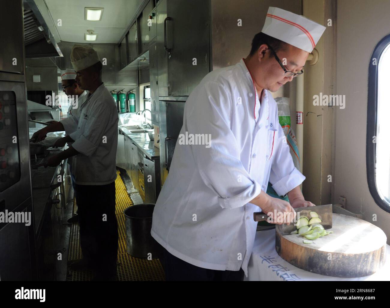 (151009) -- LHASSA, - les cuisiniers préparent de la nourriture pour les passagers du train Beijing-Lhassa Z21, 7 octobre 2015. De son exploitation le 1 juillet 2006 au 30 septembre 2015, le train Beijing-Lhassa a transporté 9,29 millions de passagers sur une distance totale de 31,03 millions de kilomètres. (wsw) CHINA-BEIJING-LHASSA TRAIN-TRANSPOTATION SAFETY (CN) TangxZhaoming PUBLICATIONxNOTxINxCHN 151009 Lhassa Cooks préparer la nourriture pour les passagers du train Lhassa de Beijing OCT 7 2015 de son exploitation LE 1 2006 juillet au 30 2015 septembre, le train Lhassa de Beijing a transporté 9 29 millions de passagers sur une distance totale de 31 03 million Kil Banque D'Images