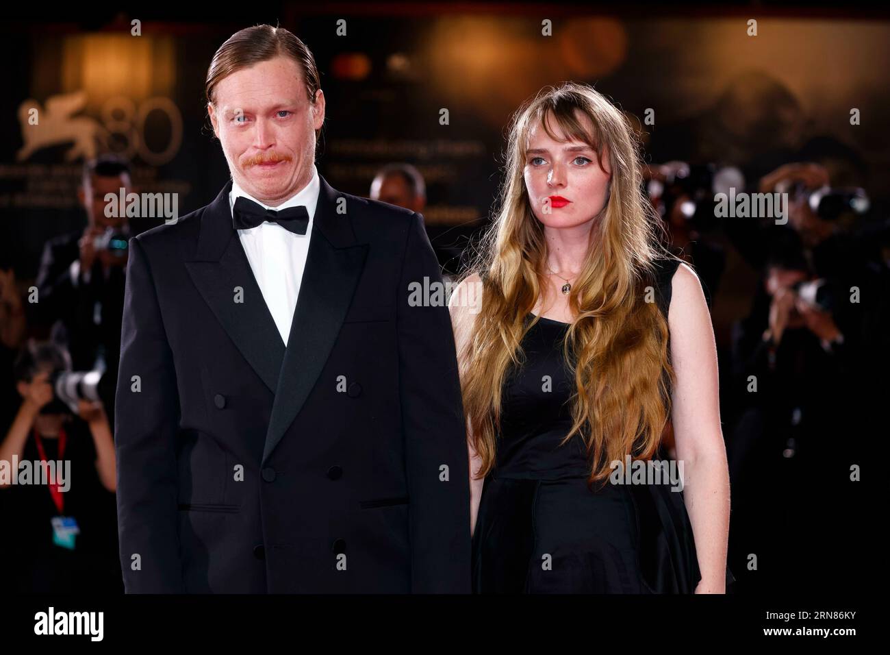 Venise, Italie, le 31 août 2023. Caleb Landry Jones et Katya Zvereva assistent à la première de 'Dogman' lors du 80e Festival International du film de Venise au Palazzo del Cinema sur le Lido à Venise, Italie, le 31 août 2023. Banque D'Images