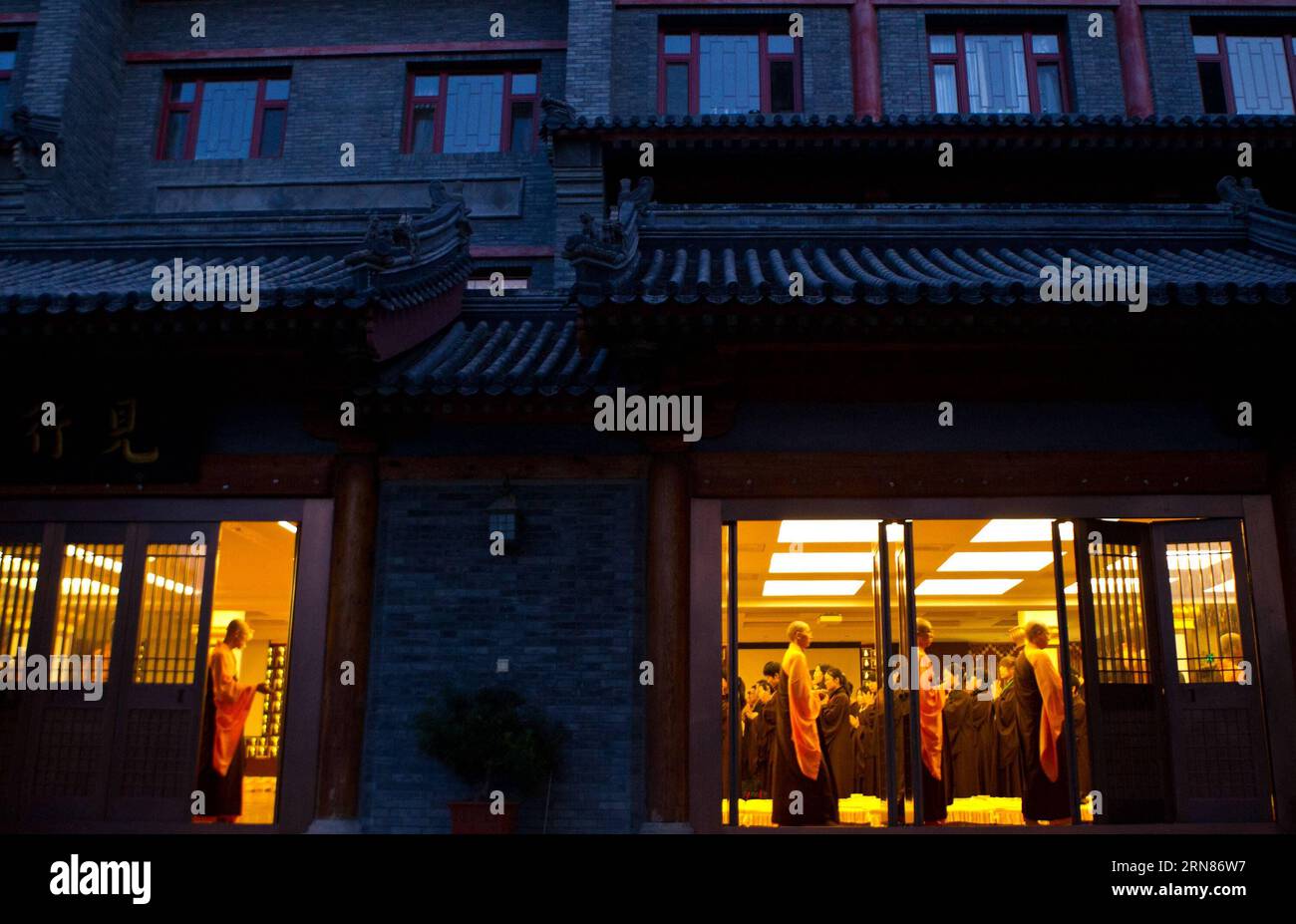 (151009) -- BEIJING, 9 octobre 2015 -- des moines et des bouddhistes laïcs assistent aux premières classes au monastère de Longquan à Beijing, capitale de la Chine, le 27 septembre 2015. Le monastère de Longquan est situé au pied du Fenghuangling (Phoenix Ridge) à la périphérie ouest de Pékin. Construit pour la première fois sous la dynastie Liao (907-1125), le monastère retrouve sa réputation alors qu'il embrasse l'ère de l'Internet mobile. Chaque matin, Maître Xuecheng répond aux questions des internautes sur le compte Weibo équivalent Twitter du monastère de Longquan, qui sera traduit en neuf langues et diffusé. Son WeChat (ou Weixin, populaire instant me Banque D'Images