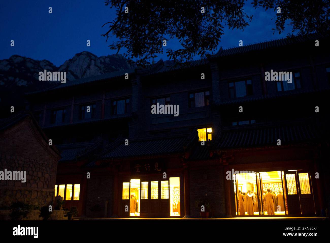 (151009) -- BEIJING, 9 octobre 2015 -- des moines et des bouddhistes laïcs assistent aux premières classes au monastère de Longquan à Beijing, capitale de la Chine, le 27 septembre 2015. Le monastère de Longquan est situé au pied du Fenghuangling (Phoenix Ridge) à la périphérie ouest de Pékin. Construit pour la première fois sous la dynastie Liao (907-1125), le monastère retrouve sa réputation alors qu'il embrasse l'ère de l'Internet mobile. Chaque matin, Maître Xuecheng répond aux questions des internautes sur le compte Weibo équivalent Twitter du monastère de Longquan, qui sera traduit en neuf langues et diffusé. Son WeChat (ou Weixin, populaire instant me Banque D'Images