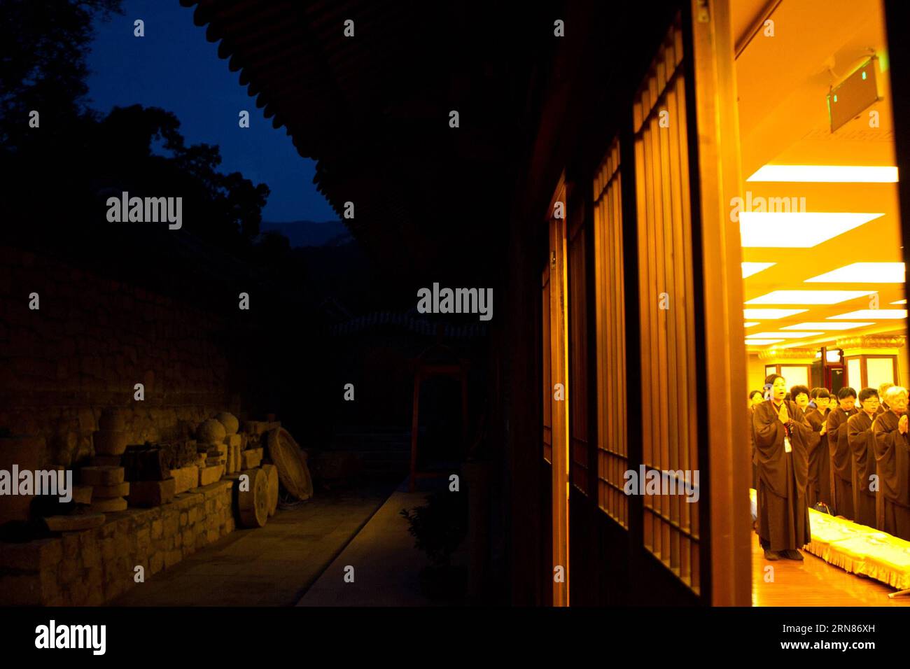 (151009) -- BEIJING, 9 octobre 2015 -- des moines et des bouddhistes laïcs assistent aux premières classes au monastère de Longquan à Beijing, capitale de la Chine, le 27 septembre 2015. Le monastère de Longquan est situé au pied du Fenghuangling (Phoenix Ridge) à la périphérie ouest de Pékin. Construit pour la première fois sous la dynastie Liao (907-1125), le monastère retrouve sa réputation alors qu'il embrasse l'ère de l'Internet mobile. Chaque matin, Maître Xuecheng répond aux questions des internautes sur le compte Weibo équivalent Twitter du monastère de Longquan, qui sera traduit en neuf langues et diffusé. Son WeChat (ou Weixin, populaire instant me Banque D'Images