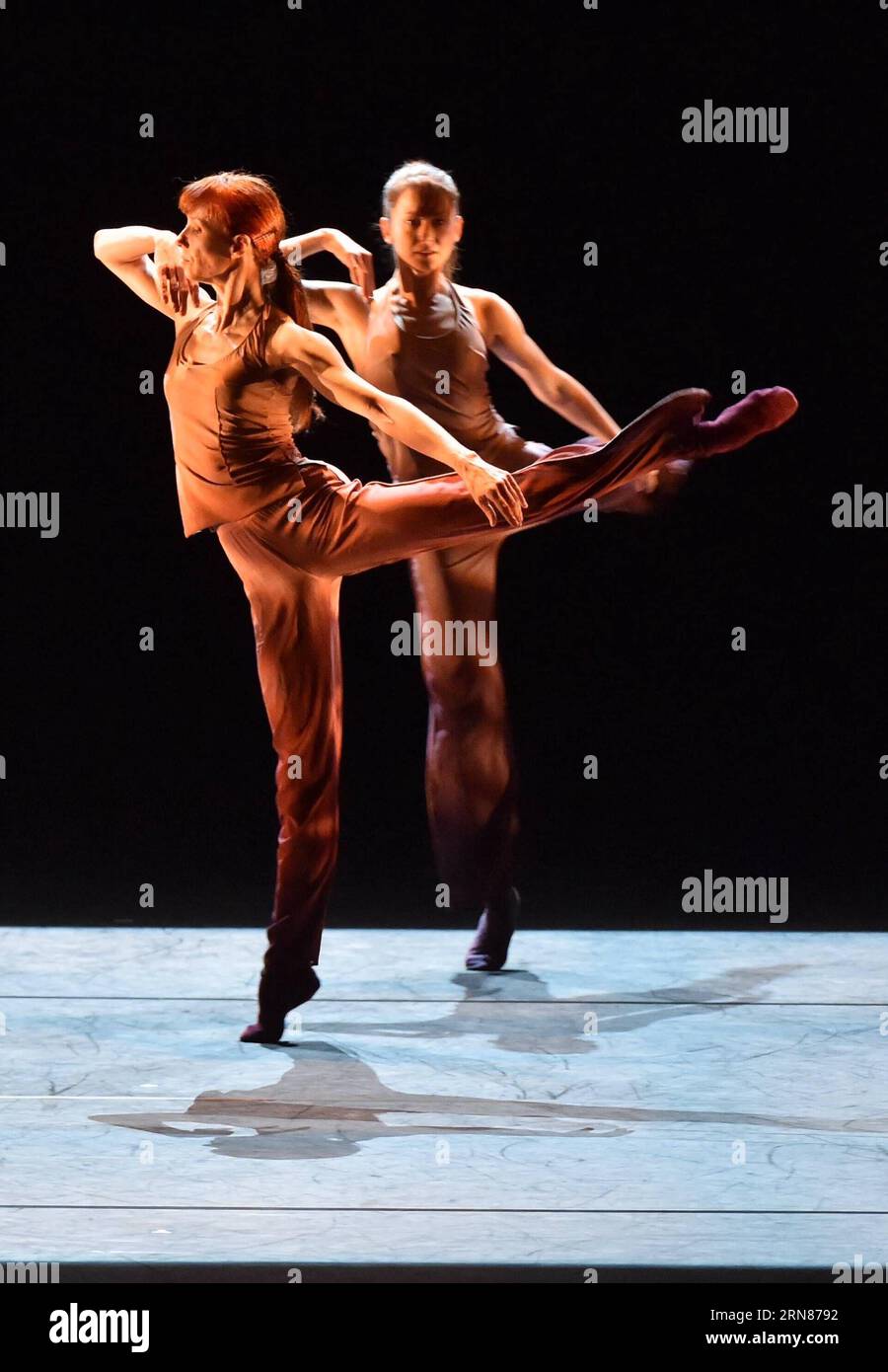 La ballerine de renommée mondiale Sylvie Guillem (L) danse dans sa tournée finale intitulée Life in Progress au Centre national des arts de la performance à Beijing, capitale de la Chine, le 9 octobre 2015. Sylvie Guillem, 50 ans, a décidé de se séparer de la scène après une carrière de 39 ans avec sa tournée mondiale de spectacles d'adieu. (wsw) CHINA-BEIJING-DANCE-SYLVIE GUILLEM (CN) LuoxXiaoguang PUBLICATIONxNOTxINxCHN Ballerina de renommée mondiale Sylvie Guillem danse dans sa tournée finale intitulée Life in Progress AU Centre national des arts de la performance à Beijing capitale de la Chine OCT 9 2 Banque D'Images