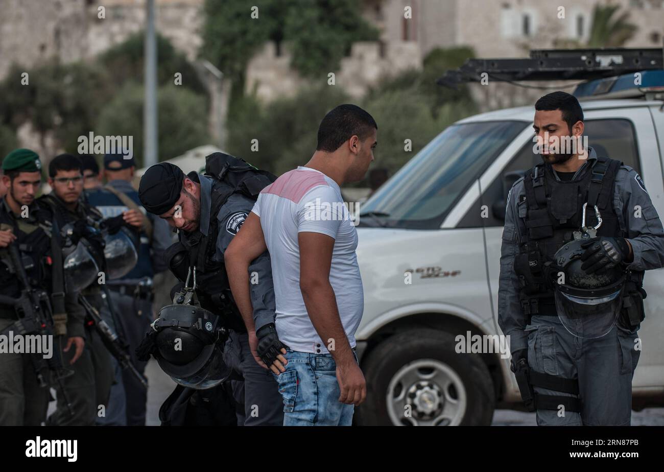 (151010) -- JÉRUSALEM, 10 octobre 2015 -- Un palestinien est fouillé par un membre des forces de sécurité israéliennes sur le site d'une attaque à l'arme blanche près de la porte de Damas dans la vieille ville de Jérusalem, le 10 octobre 2015. Trois policiers israéliens ont été blessés samedi dans une attaque à l'arme blanche par un palestinien à Jérusalem, a déclaré la police israélienne. L'attaque a eu lieu à la porte de Damas, l'une des entrées de la vieille ville de Jérusalem, a déclaré Micky Rosenfeld, porte-parole de la police israélienne. Les forces israéliennes ont abattu l'attaquant palestinien, a ajouté le porte-parole. MIDEAST-JÉRUSALEM-VIEILLE VILLE-POIGNARDANT ATTAC Banque D'Images