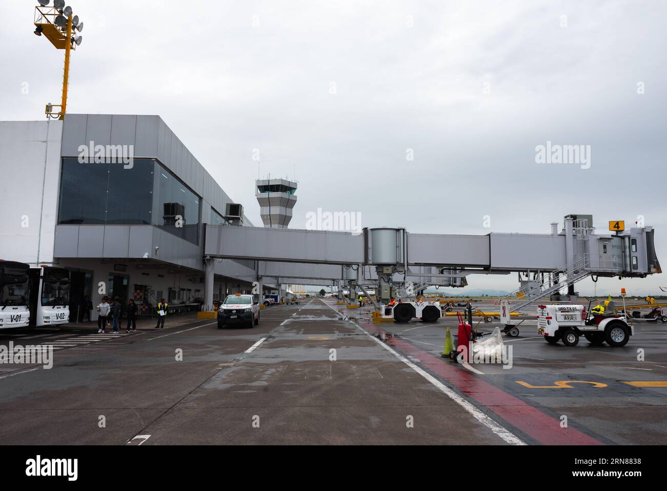 queretaro, queretaro, 20 08 23, vue sur l'aéroport de Querétaro par temps pluvieux et nuageux avec des installations humides Banque D'Images