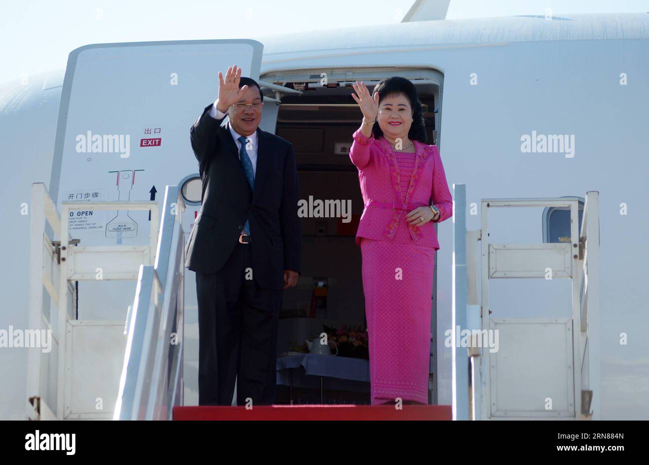 (151011) -- PHNOM PENH, -- le Premier ministre cambodgien Hun Sen (à gauche) et son épouse Bun Rany geste depuis l'avion avant leur départ à Phnom Penh, capitale du Cambodge, le 11 octobre 2015. Hun Sen a quitté Phnom Penh dimanche pour une série de réunions internationales à Macao et Beijing en Chine, qui se tiendront du 12 au 17 octobre, a déclaré un haut fonctionnaire. CAMBODGE-PHNOM PENH-PREMIER MINISTRE-DÉPART SOVANNARA PUBLICATIONXNOTXINXCHN Banque D'Images