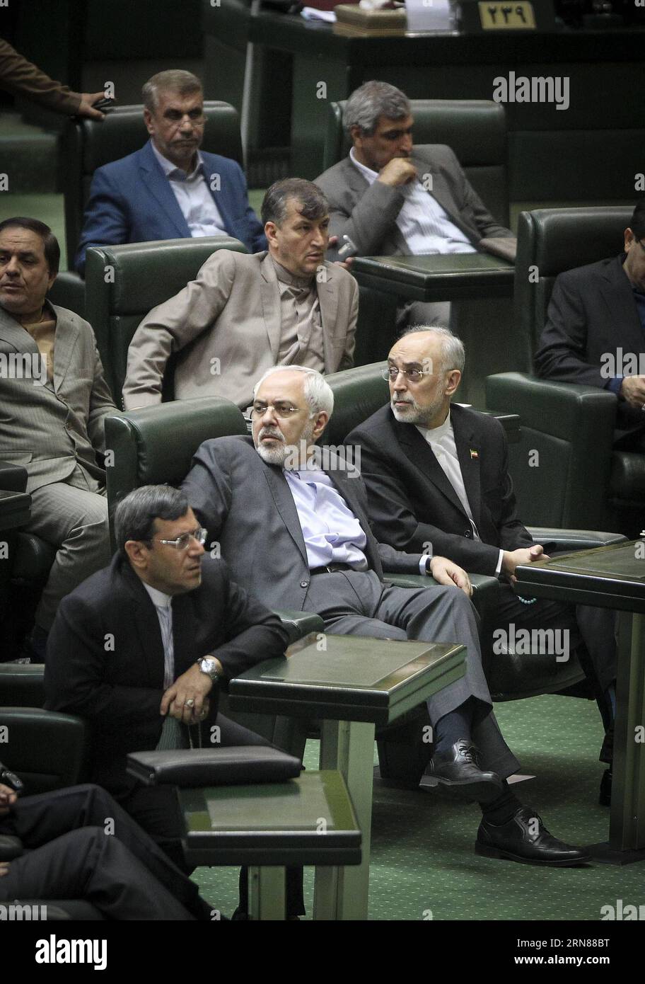 151011 -- TÉHÉRAN, le 11 octobre 2015 -- le ministre iranien des Affaires étrangères Mohammad-Javad Zarif C et le chef de l'Organisation iranienne de l'énergie atomique, Ali-Akbar Salehi R réagissent au Majlis iranien à Téhéran, Iran, le 11 octobre 2015. Le Parlement iranien a approuvé dimanche les grandes lignes d'un plan qui oblige l'administration du président Hassan Rouhani à prendre des mesures proportionnelles dans la mise en œuvre de l'accord nucléaire conclu entre l'Iran et les puissances mondiales en juillet 2015. IRAN-TÉHÉRAN-NUCLÉAIRE-PARLIAMNET AhmadxHalabisaz PUBLICATIONxNOTxINxCHN Banque D'Images