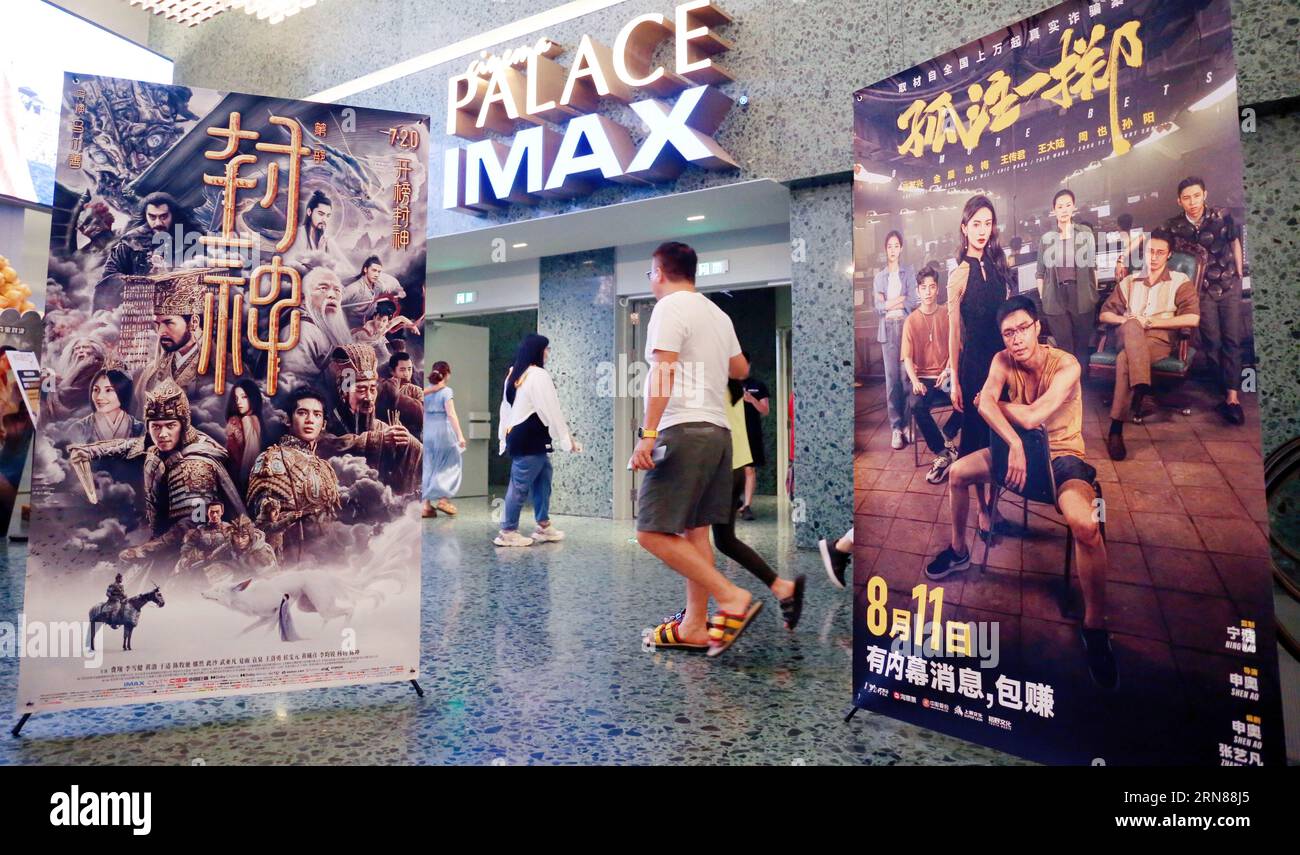 Shanghai, Chine. 01 septembre 2023. Les fans passent des affiches dans un  cinéma à Shanghai, en Chine, le 13 août 2023. Le 31 août 2023, le box-office  total des films d'été a