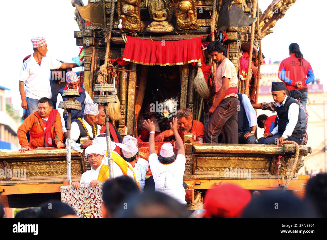 KATMANDOU, le 12 octobre 2015 -- les dévots offrent des prières à Rato Machhindranath pendant le festival Bhoto Jatra à Jawalakhel de Lalitpur, Népal, le 12 octobre 2015. Selon la légende hindoue, Rato Machhindranath est un dieu hindou, qui a été amené d'Assam en Inde par un agriculteur dans la vallée de Katmandou au Népal pour éviter une sécheresse pendant la saison du riz. Le festival d'un mois commence avec la construction du char à Pulchowk et se termine avec le festival Bhoto Jatra à Jawalakhel de Patan. Il est célébré par les bouddhistes et les hindous de la communauté Newar en portant le char à différents endroits dans le to Banque D'Images