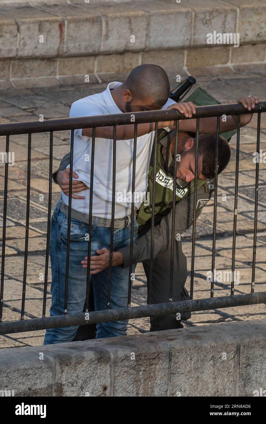 (151014) -- JÉRUSALEM, 14 octobre 2015 -- Un palestinien est fouillé par un garde-frontière israélien à la porte de Damas dans la vieille ville de Jérusalem, le 14 octobre 2015. Un palestinien qui aurait tenté de poignarder des Israéliens à la porte de Damas dans la vieille ville de Jérusalem a été abattu et tué par des gardes de police sur les lieux mercredi. Aucun autre blessé n ' a été signalé au cours de l ' incident. Le Premier ministre israélien Benyamin Netanyahu fait pression pour que davantage de mesures de sécurité soient prises pour lutter contre une vague croissante de violence, au milieu de l’une des journées les plus meurtrières d’attaques contre les Israéliens au cours du mois dernier. Netanyahu c Banque D'Images
