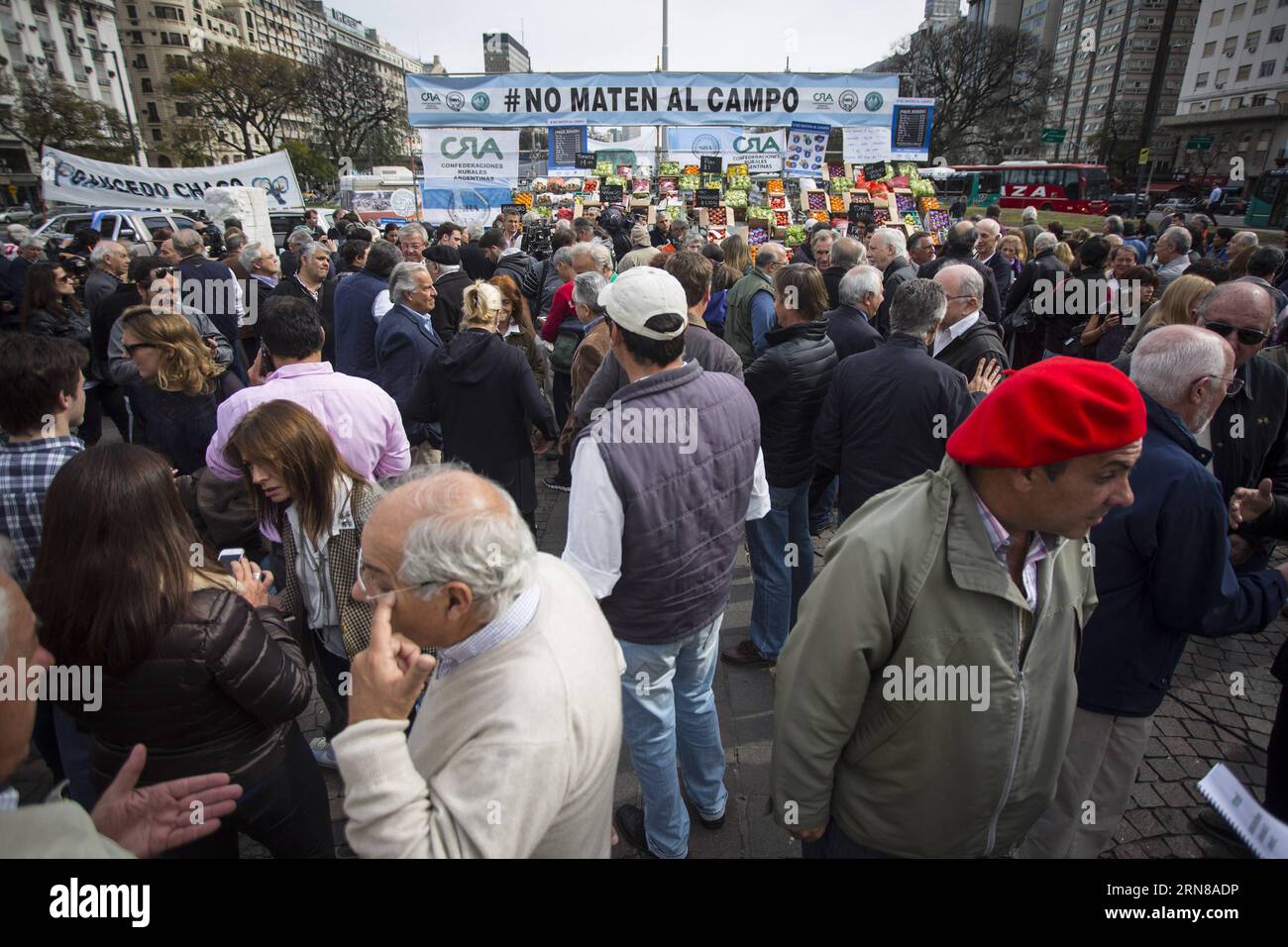 (151014) -- BUENOS AIRES, 14 octobre 2015 -- des agriculteurs ont participé à une manifestation organisée par des entités rurales sous le slogan ne tuez pas le champ devant l'obélisque dans la ville de Buenos Aires, Argentine, le 14 octobre 2015. Martin Zabala) (jg) (sp) ARGENTINA-BUENOS AIRES-SOCIETY-PROTEST e MARTINxZABALA PUBLICATIONxNOTxINxCHN 151014 Buenos Aires OCT 14 2015 les agriculteurs prennent part à une manifestation héros par des entités rurales sous le slogan Don T tuez le champ devant l'obélisque à Buenos Aires City Argentina LE 14 2015 OCT Martin Zabala JG SP Argentina Buenos Aires Society Protest e MartinXZabala PUBLICATIONxNOTx Banque D'Images