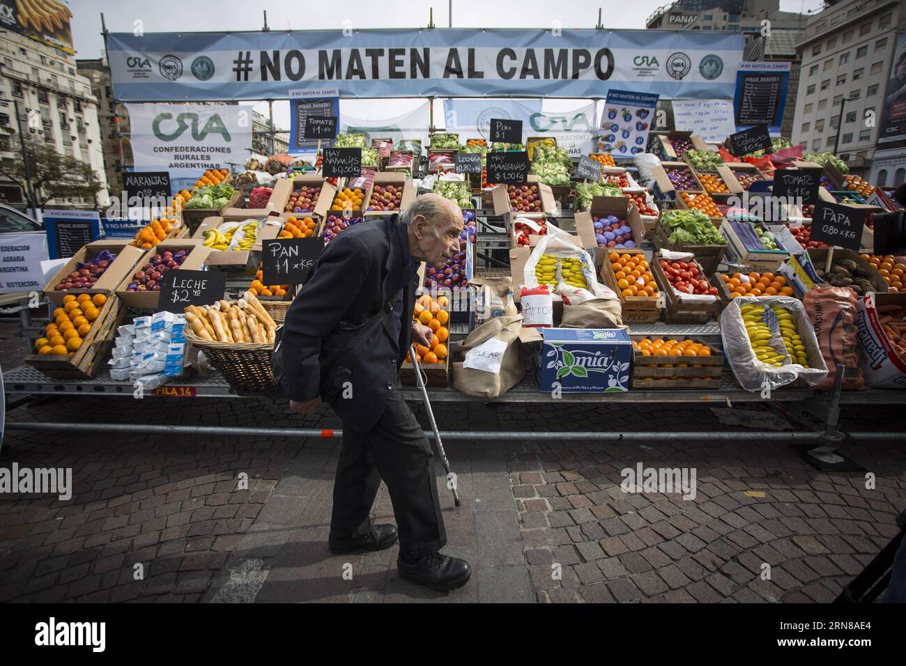 (151014) -- BUENOS AIRES, 14 octobre 2015 -- un homme passe devant un stand de fruits et légumes et des affiches montrant le prix payé aux agriculteurs, lors d’une manifestation organisée par des entités rurales sous le slogan ne tuez pas le champ devant l’obélisque dans la ville de Buenos Aires, en Argentine, le 14 octobre 2015. Martin Zabala) (jg) (sp) ARGENTINA-BUENOS AIRES-SOCIETY-PROTEST e MARTINxZABALA PUBLICATIONxNOTxINxCHN 151014 Buenos Aires OCT 14 2015 un homme passe devant un stand de fruits et légumes et des affiches montrant le Prix payé aux agriculteurs lors d'une manifestation Hero by Rural Entities sous le slogan Don T Kill the Fi Banque D'Images