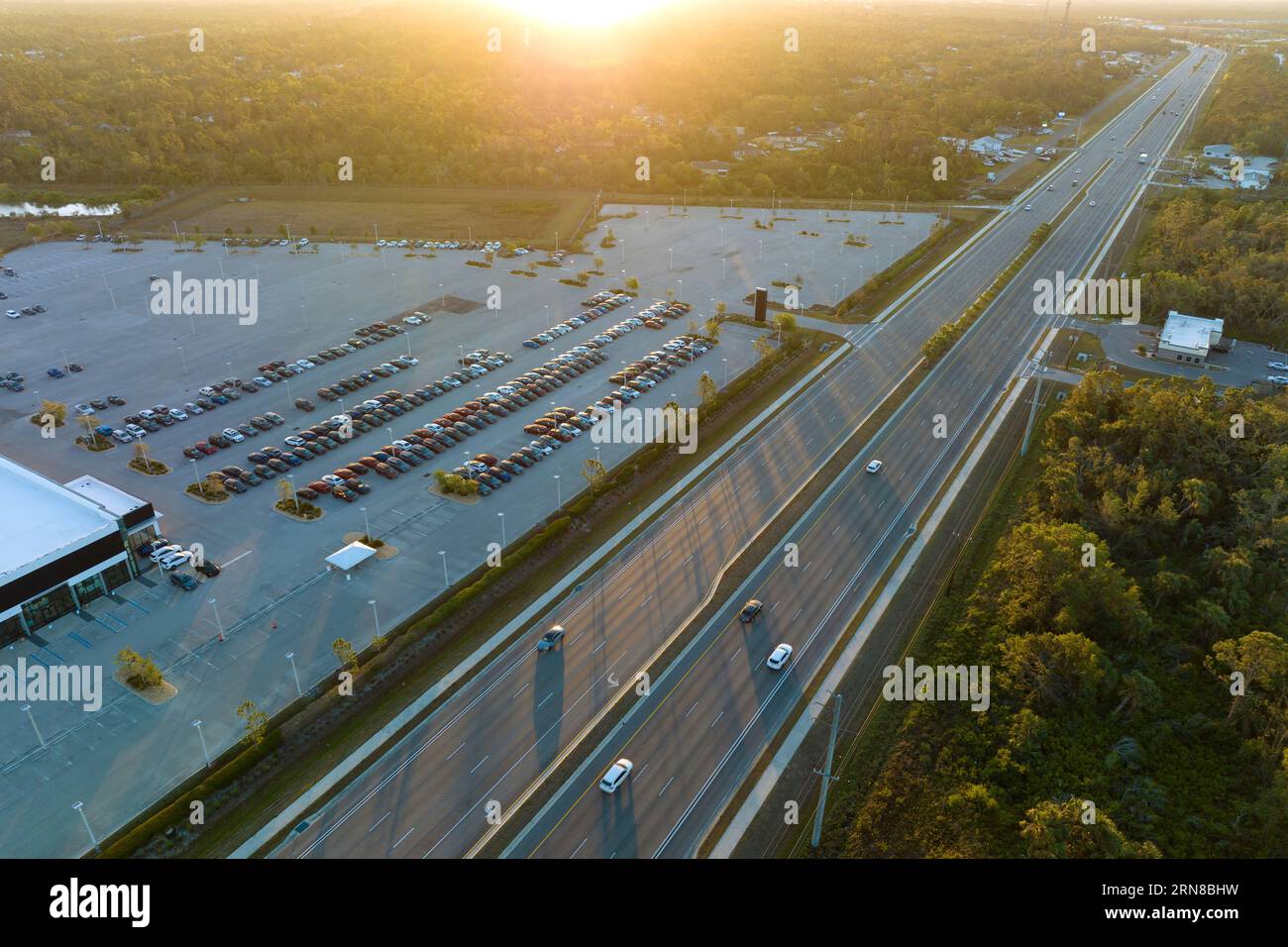 Vue aérienne du stationnement de la concession avec de nombreuses
