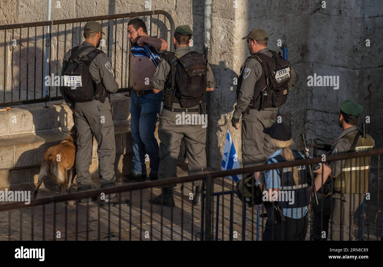(151016) -- JÉRUSALEM, 16 octobre 2015 -- Un palestinien est fouillé par la police frontalière israélienne à la porte de Damas dans la vieille ville de Jérusalem, le 16 octobre 2015. Cinq Palestiniens ont été tués vendredi dans les affrontements qui ont éclaté entre les Palestiniens et l'armée israélienne en Cisjordanie et dans la bande de Gaza, selon des sources médicales. Les factions palestiniennes avaient appelé à une journée de rage et à une escalade des manifestations populaires contre l’occupation israélienne en Cisjordanie, à Jérusalem-est et dans la bande de Gaza, parmi les tensions qui entrent dans sa troisième semaine consécutive. LES TROUBLES DE LA VILLE DE MIDEAST-JÉRUSALEM-OLD Banque D'Images