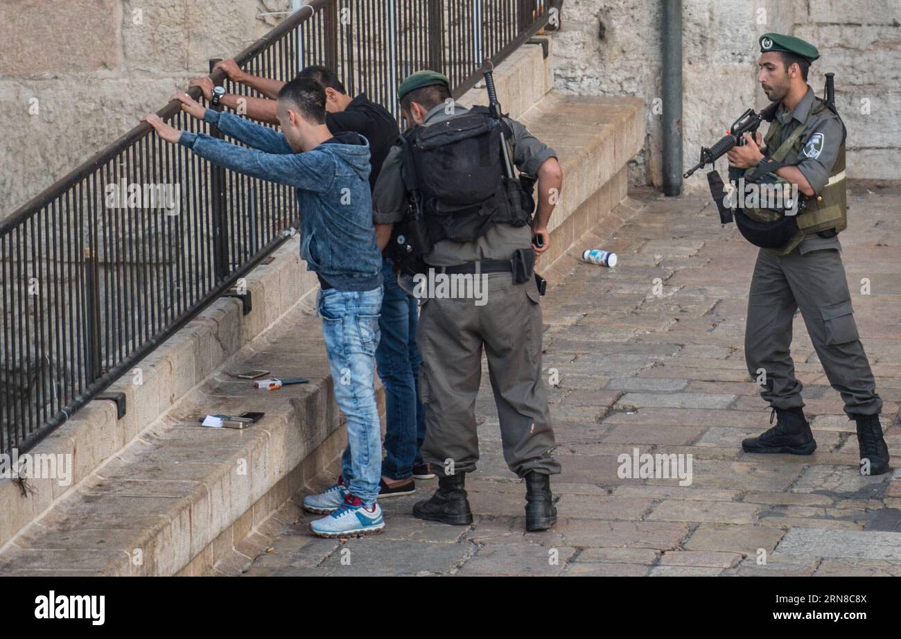 (151016) -- JÉRUSALEM, 16 octobre 2015 -- des Palestiniens sont fouillés par un garde-frontière israélien à la porte de Damas dans la vieille ville de Jérusalem, le 16 octobre 2015. Cinq Palestiniens ont été tués vendredi dans les affrontements qui ont éclaté entre les Palestiniens et l'armée israélienne en Cisjordanie et dans la bande de Gaza, selon des sources médicales. Les factions palestiniennes avaient appelé à une journée de rage et à une escalade des manifestations populaires contre l’occupation israélienne en Cisjordanie, à Jérusalem-est et dans la bande de Gaza, parmi les tensions qui entrent dans sa troisième semaine consécutive. MIDEAST-JÉRUSALEM-VIEILLE VILLE- Banque D'Images