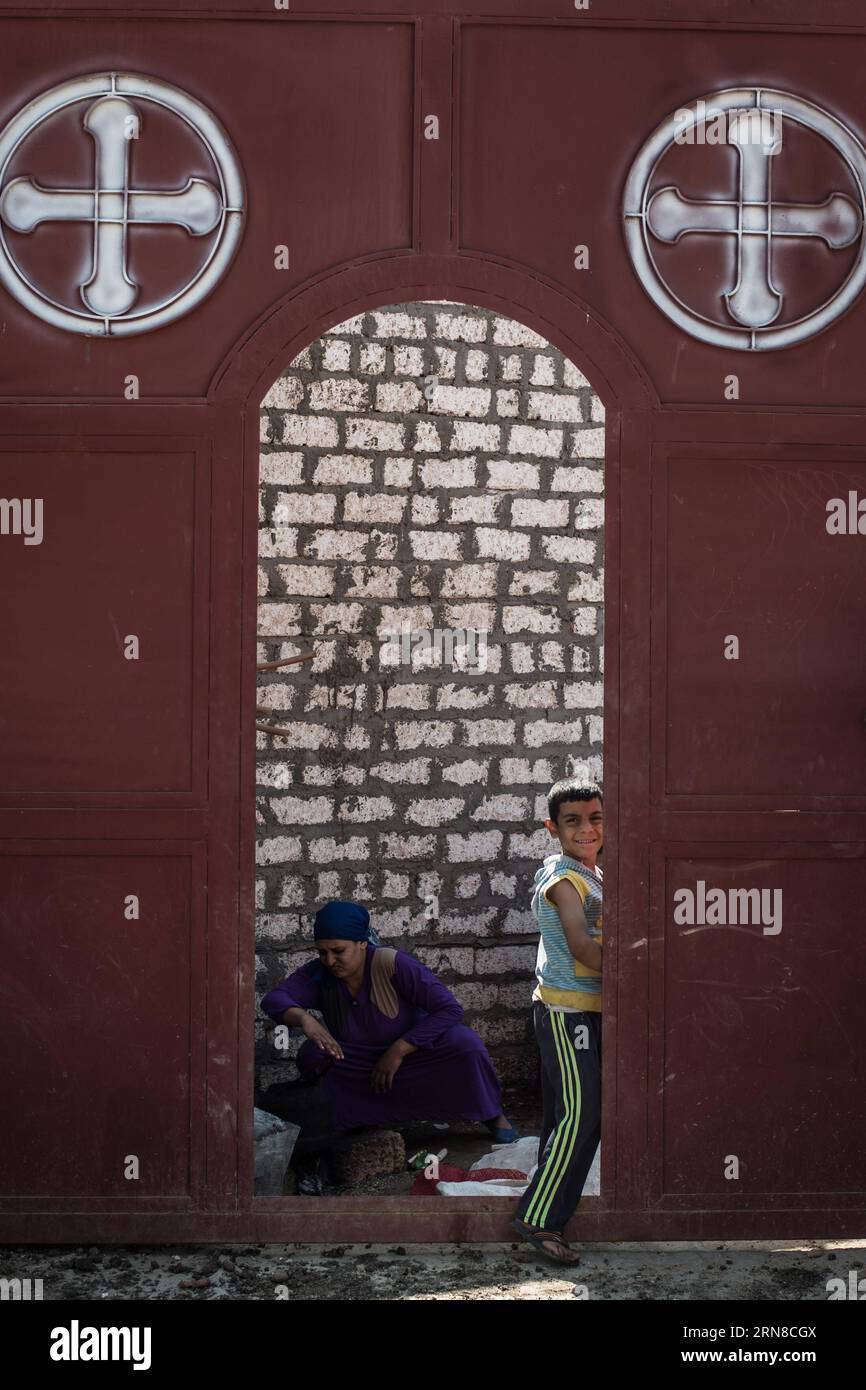 (151017) -- MINYA (EGYPTE), - un garçon égyptien regarde par la porte de l'Eglise des Martyrs inaugurée par le Président égyptien Abdel Fattah al-Sisi pour mémoriser 21 coptes égyptiens décapités par l'Etat islamique (EI) en Libye en février, dans le village d'Al-Aour, province d'El-Minya, Egypte, le 16 octobre 2015. Le groupe État islamique (EI) en Libye a publié en février une vidéo prétendument montrant la décapitation de 21 chrétiens coptes égyptiens. Treize d'entre eux sont originaires du village isolé d'Al-Aour dans la province d'El-Minya, avec une grande population de chrétiens en Egypte. ÉGYPTE-MINYA-LIBYE-DÉCAPITÉ COPT PAN Banque D'Images