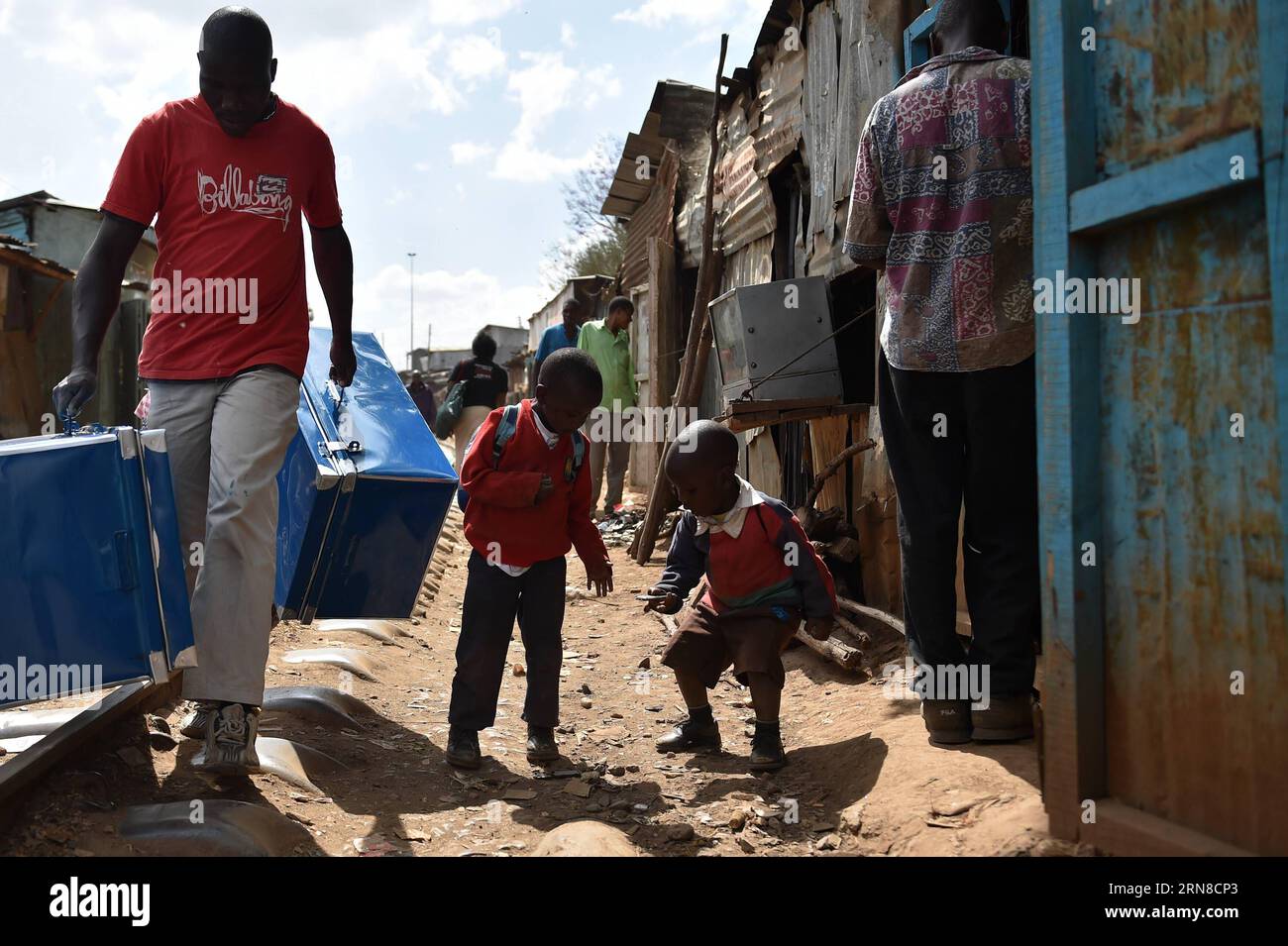 (151017) -- NAIROBI, - deux élèves ramassent des obus de téléphone comme jouets près de magasins construits le long d'une ligne de chemin de fer reliant Nairobi à Kisumu, ville de l'ouest du Kenya, dans les bidonvilles de Kibera, dans la banlieue de Nairobi, Kenya, 16 octobre 2015. Le bidonville de Kibera est le plus grand du Kenya et l'un des plus grands bidonvilles du monde. Le Ministère kényan de la dévolution et ONU-Habitat s ' efforcent d ' aider et d ' améliorer cette situation, mais elle est douloureusement lente. KENYA-NAIROBI-KIBERA BIDONVILLE SunxRuibo PUBLICATIONxNOTxINxCHN Nairobi deux élèves ramassent des coques de téléphone comme jouets près des magasins construits le long d'une ligne de chemin de fer reliant Nairo Banque D'Images