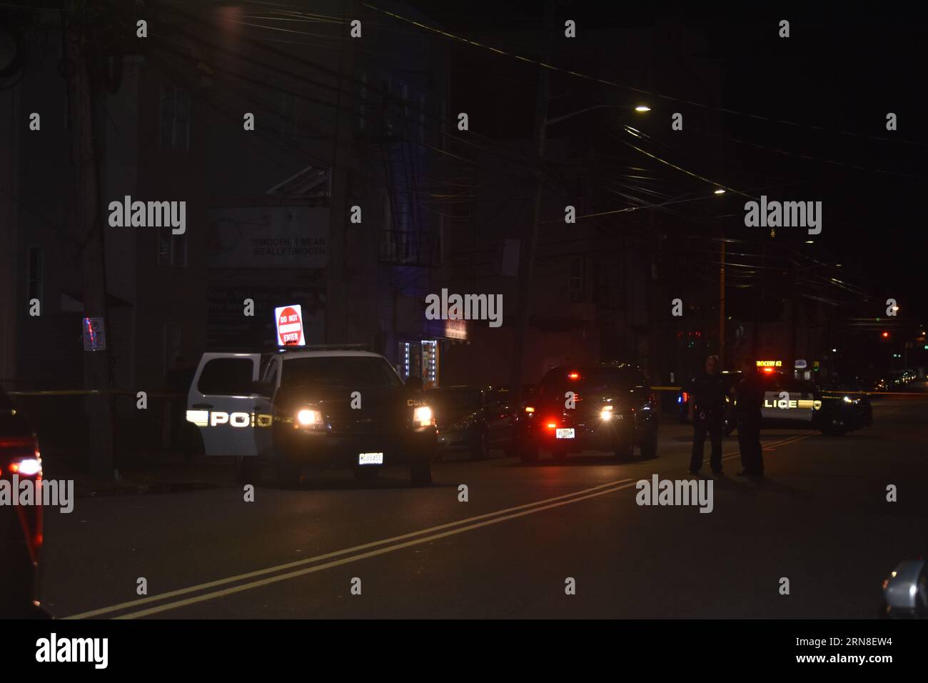 Paterson, États-Unis. 30 août 2023. Les véhicules de police Paterson sur les lieux du crime. Deux personnes ont été abattues à Paterson. Les deux victimes ont été emmenées à l'hôpital, mercredi soir après avoir été abattues vers 8:49 heures. Plusieurs véhicules de police et des policiers étaient présents sur les lieux, enquêtant sur la fusillade. Crédit : SOPA Images Limited/Alamy Live News Banque D'Images