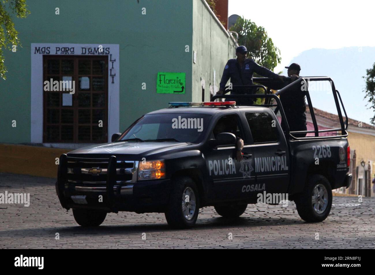 SINALOA, le 20 octobre 2015 -- la police municipale garde une rue pendant une opération de perquisition du roi du cartel de la drogue du Mexique, Joaquin El Chapo Guzman, à Cosala, Sinaloa, Mexique, le 20 octobre 2015. Les autorités mexicaines ont intensifié leurs opérations, principalement dans les États de Sinaloa, Durango et Chihuahua, pour capturer Joaquin El Chapo Guzman, l un des trafiquants de drogue les plus recherchés au monde, après son évasion d une prison de haute sécurité en juillet. (rtg) (da) MEXICO-SINALOA-SECURITY-GUZMAN JUANxPEREZ PUBLICATIONxNOTxINxCHN Sinaloa OCT 20 2015 Garde municipale d'une rue lors d'une opération de perquisition de Mexico S Dru Banque D'Images