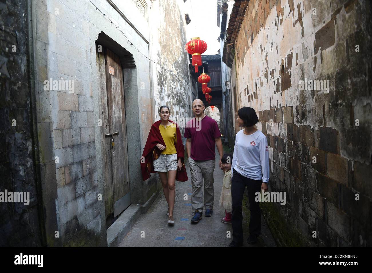 (151022) -- HANGZHOU, - visites guidées de Maria Ivanova dans le village historique de Siping, ville de Jinhua, province du Zhejiang dans l'est de la Chine, 21 octobre 2015. Depuis octobre 13, l'actrice bulgare Maria Ivanova, avec d'autres 36 étrangers d'environ 11 pays et districts, ont vécu dans le village historique de Siping pour découvrir la culture chinoise. (wsw) CHINA-ZHEJIANG-FOREIGNER-LIFE EXPERIENCES (CN) HuangxZongzhi PUBLICATIONxNOTxINxCHN Hangzhou Mary Ivanova Tours dans le village historique de Siping Jinhua City East China S Zhejiang province OCT 21 2015 depuis OCT 13 actrice bulgare Mary Ivanova le long du Wi Banque D'Images