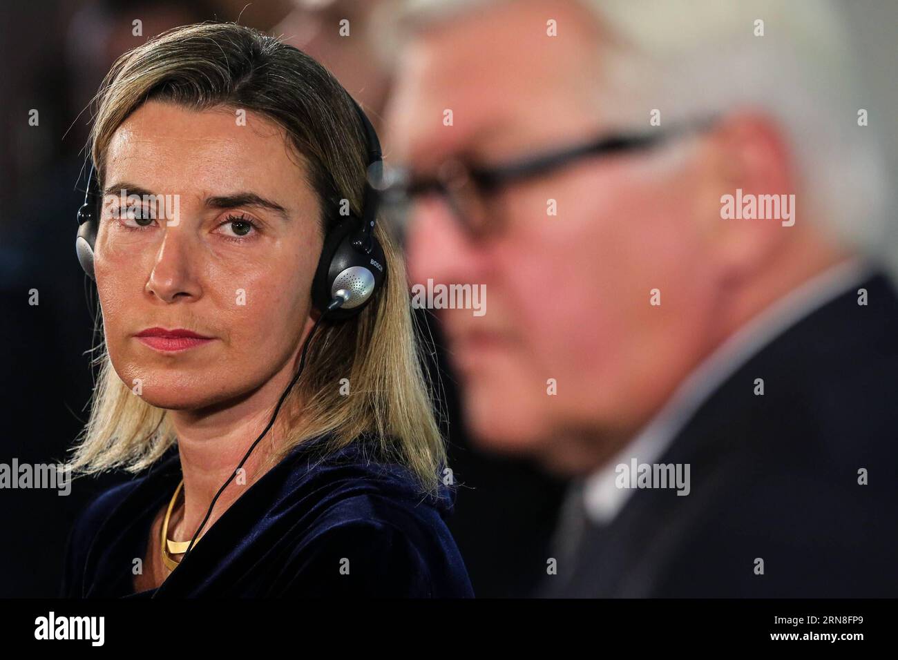 (151022) -- BERLIN, le 22 octobre 2015 -- Federica Mogherini (à gauche), chef des affaires étrangères de l'UE, et Frank-Walter Steinmeier, ministre allemand des affaires étrangères, assistent à une conférence de presse après leur rencontre à Berlin, en Allemagne, le 22 octobre 2015. ALLEMAGNE-BERLIN-UE-AFFAIRES ÉTRANGÈRES ZhangxFan PUBLICATIONxNOTxINxCHN Berlin OCT 22 2015 Federica Mogherini, chef des Affaires étrangères de l'UE, et Frank Walter Stein Meier, ministres allemands des Affaires étrangères, assistent à une conférence de presse après leur réunion à Berlin Allemagne LE 22 2015 octobre Allemagne Berlin Affaires étrangères de l'UE ZhangxFan PUBLICATIONxNOTxINxCHN Banque D'Images