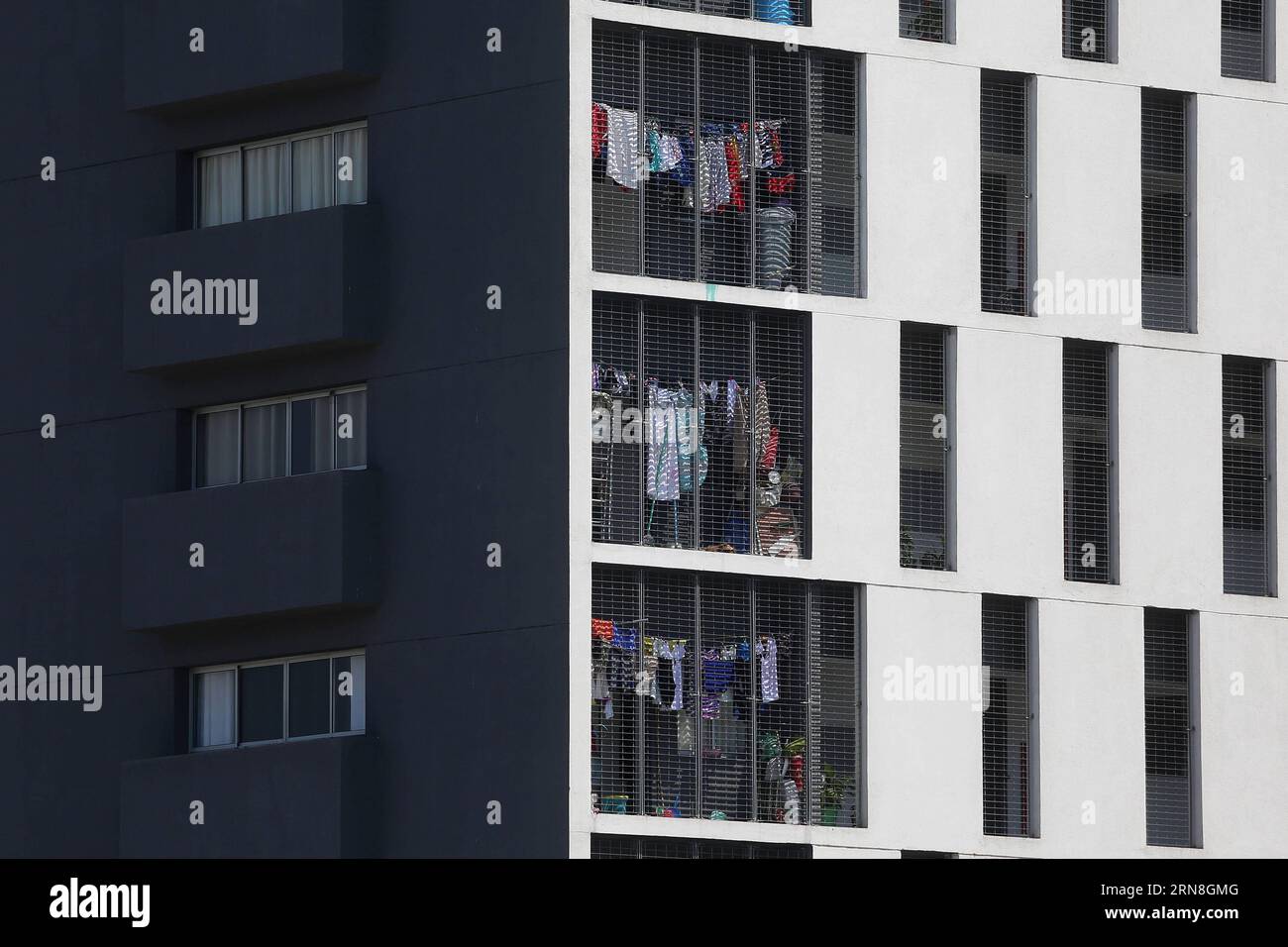 L'image prise le 20 octobre 2015 montre des tours d'appartements du complexe de logements sociaux Jardim Edite à Sao Paulo, Brésil. Les 25 500 m ? Complexe de 525 maisons, promu par le Ministère du logement de Sao Paulo, dispose d'une crèche, une unité de services de santé et une école. Dans une zone de contexte socio-économique élevé, y compris les grandes entreprises, Jardim Edite est un projet de logement social visant à combler le fossé de l'inégalité sociale pour les personnes ayant peu de ressources. (vf) (sp) BRÉSIL-SAO PAULO-INDUSTRY-HOUSES-FEATURES RahelxPatrasso PUBLICATIONxNOTxINxCHN image prise LE 20 2015 octobre montre les tours d'appartements de Jardim Edite S. Banque D'Images