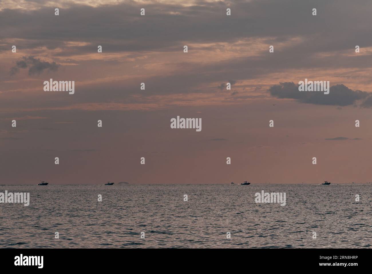 Magnifique coucher de soleil sur la plage et la mer - Filtre Vintage Banque D'Images