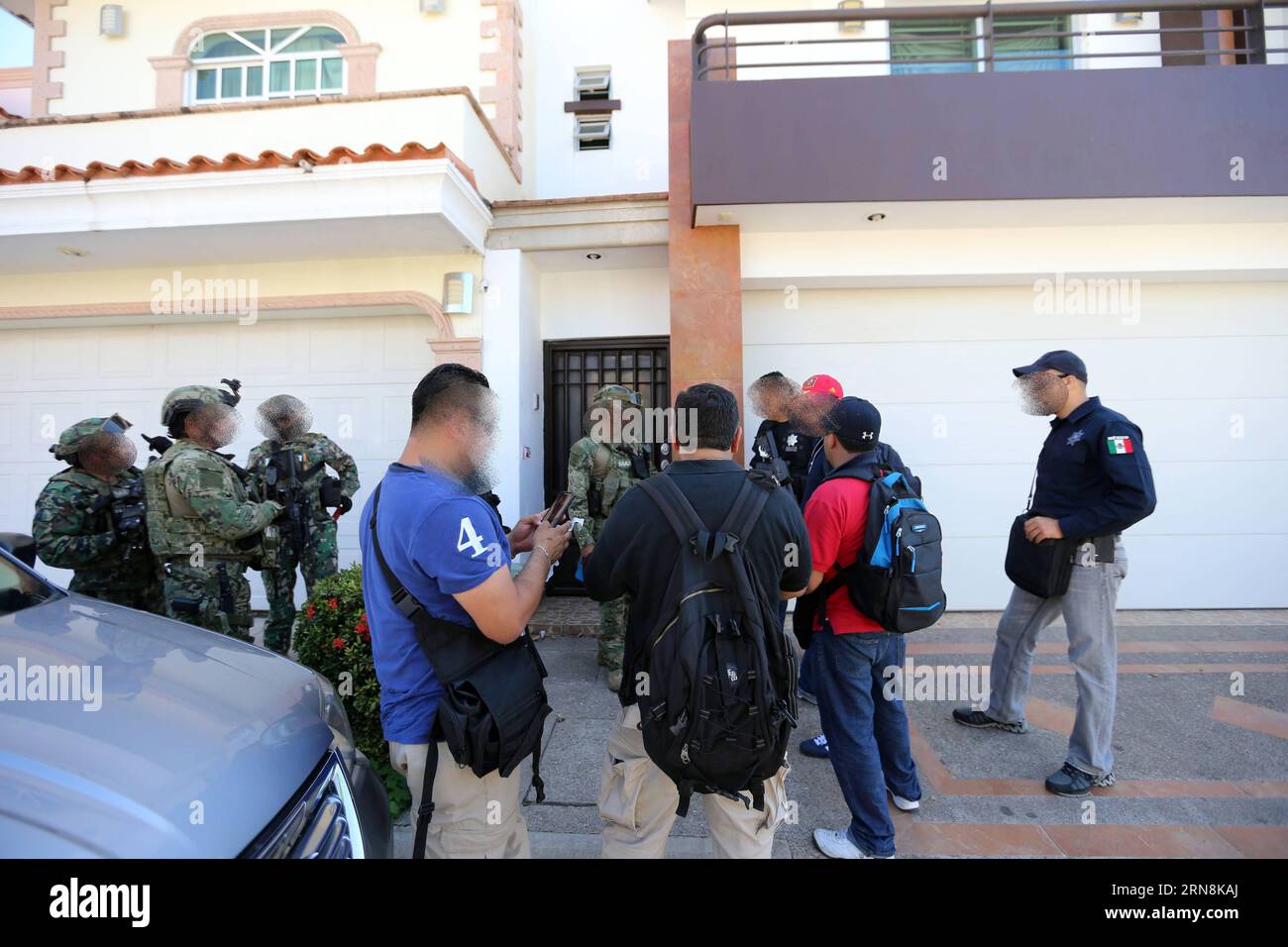 Une image non datée fournie le 27 octobre 2015 par le procureur général de la République du Mexique montre des éléments des forces de sécurité qui participent à la fouille d'une propriété. Le gouvernement mexicain a confisqué 11 avions, huit véhicules, sept propriétés, 453 paquets de drogue et quatre armes dans trois États du Mexique liés au trafiquant de drogue Joaquin El Chapo Guzman.) MEXICO-MEXICO CITY-SECURITY-FRISK PGR PUBLICATIONxNOTxINxCHN non daté image fournie LE 27 2015 octobre par Mexique S Procureur général de la République montre un élément des forces de sécurité prenant part à la fouille d'une propriété le MEXICA Banque D'Images