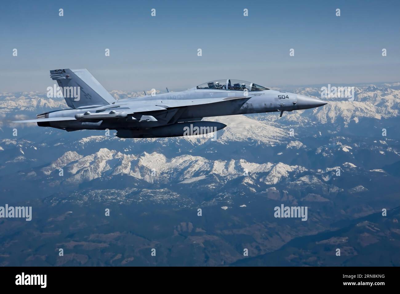 F/A 18 Hornet au-dessus du Mont Rainier Washington Banque D'Images